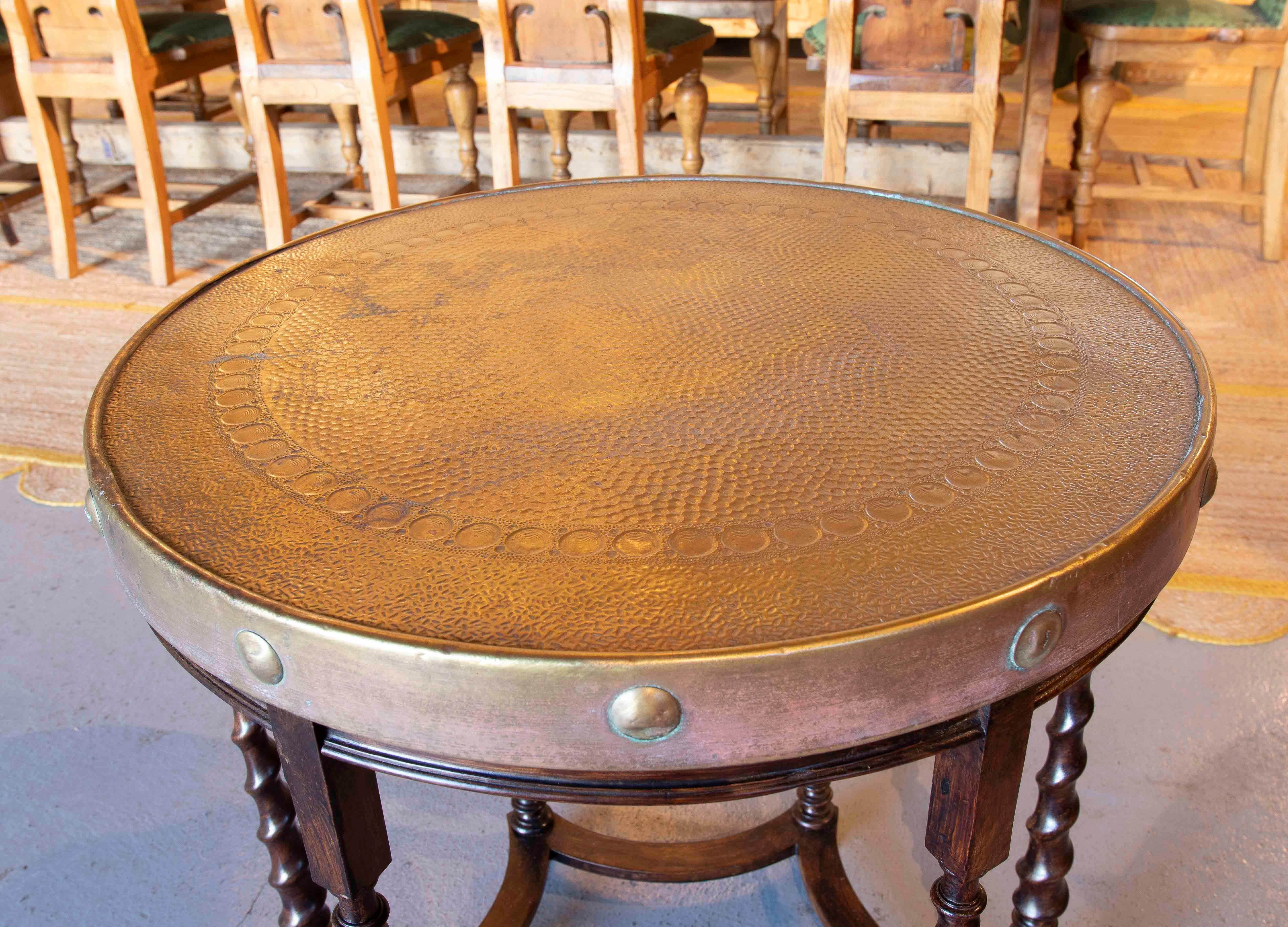 Table d'appoint en bois des années 1950 avec plateau en laiton gaufré Bon état - En vente à Marbella, ES