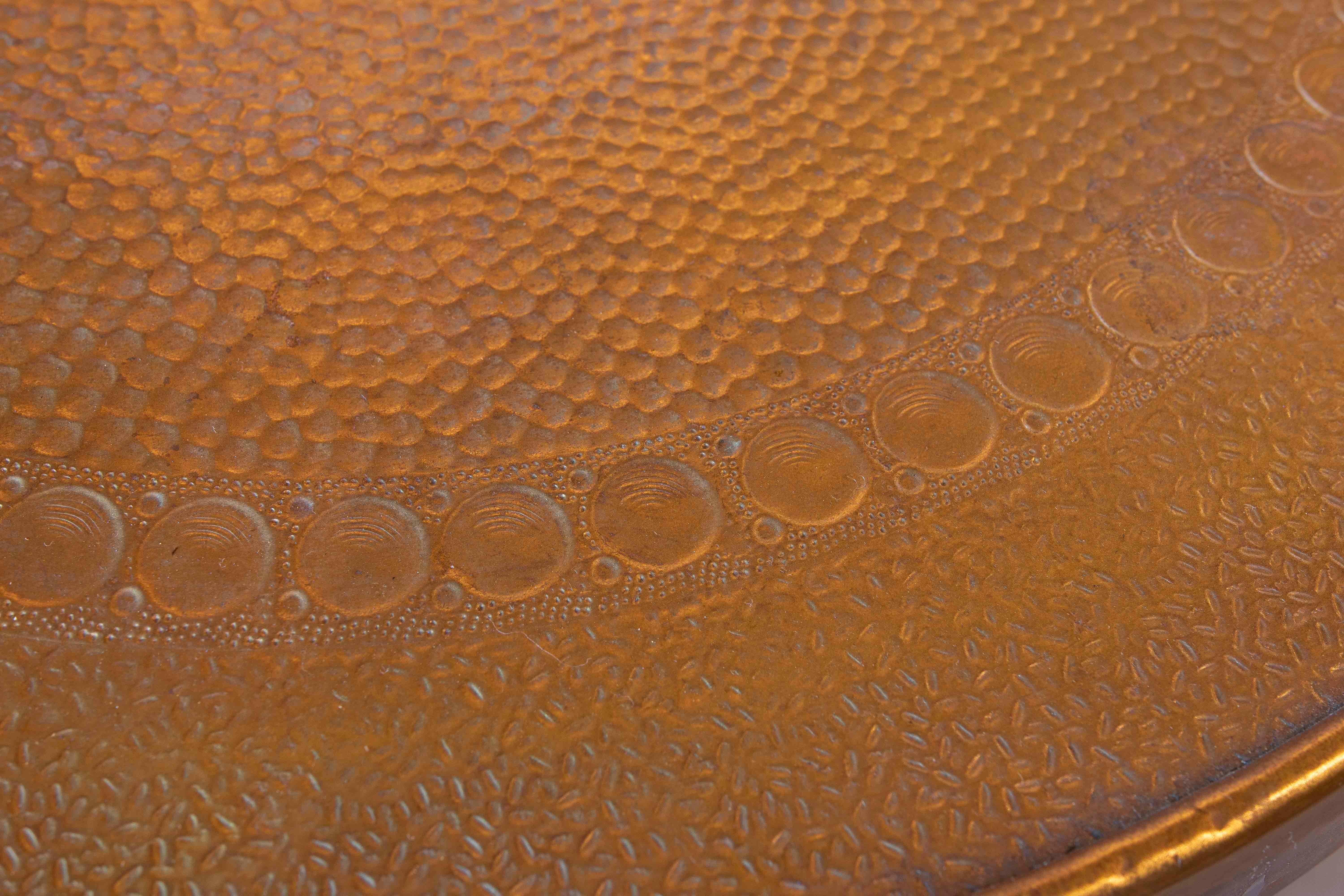 Laiton Table d'appoint en bois des années 1950 avec plateau en laiton gaufré en vente