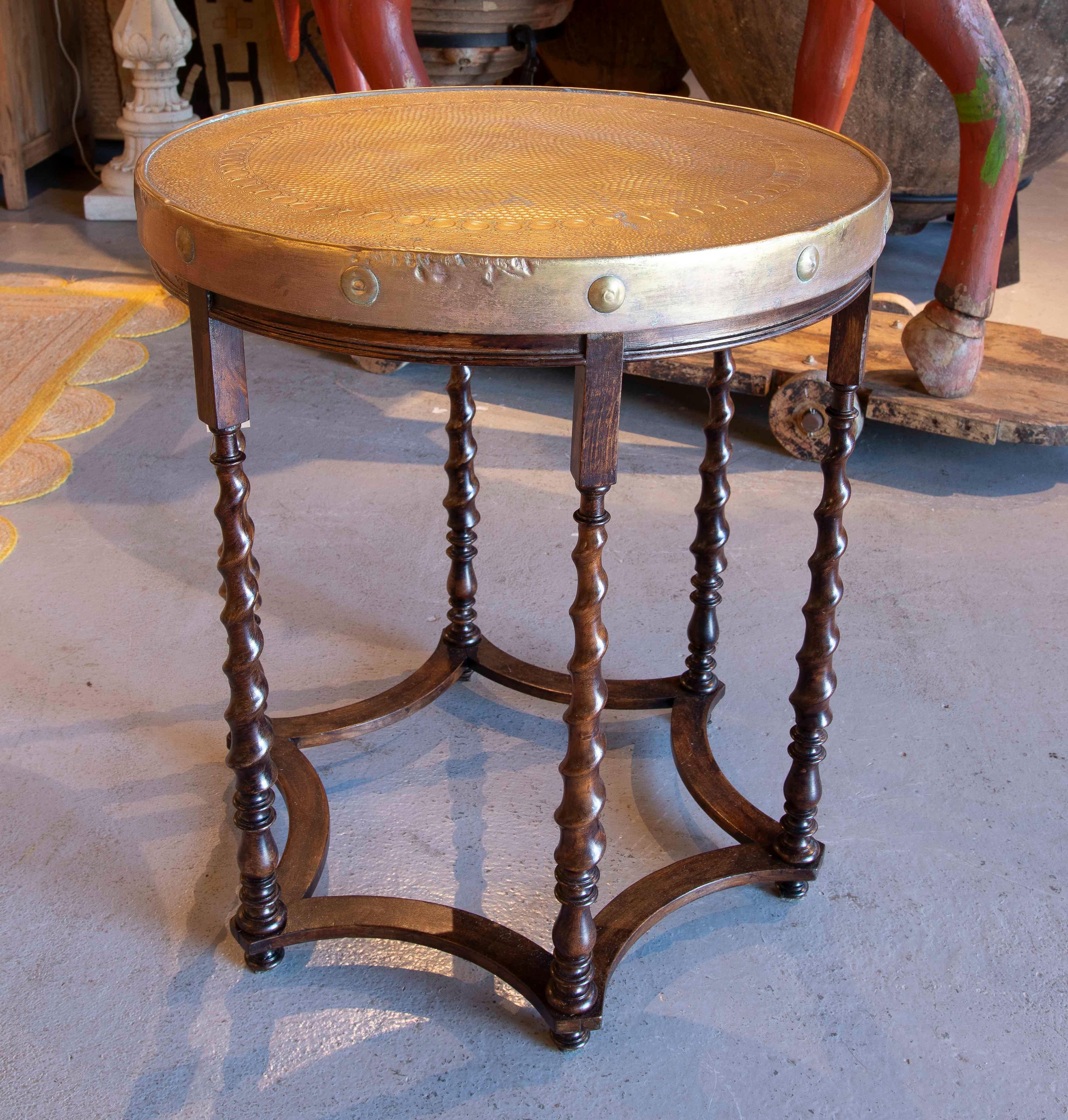 Table d'appoint en bois des années 1950 avec plateau en laiton gaufré en vente 2