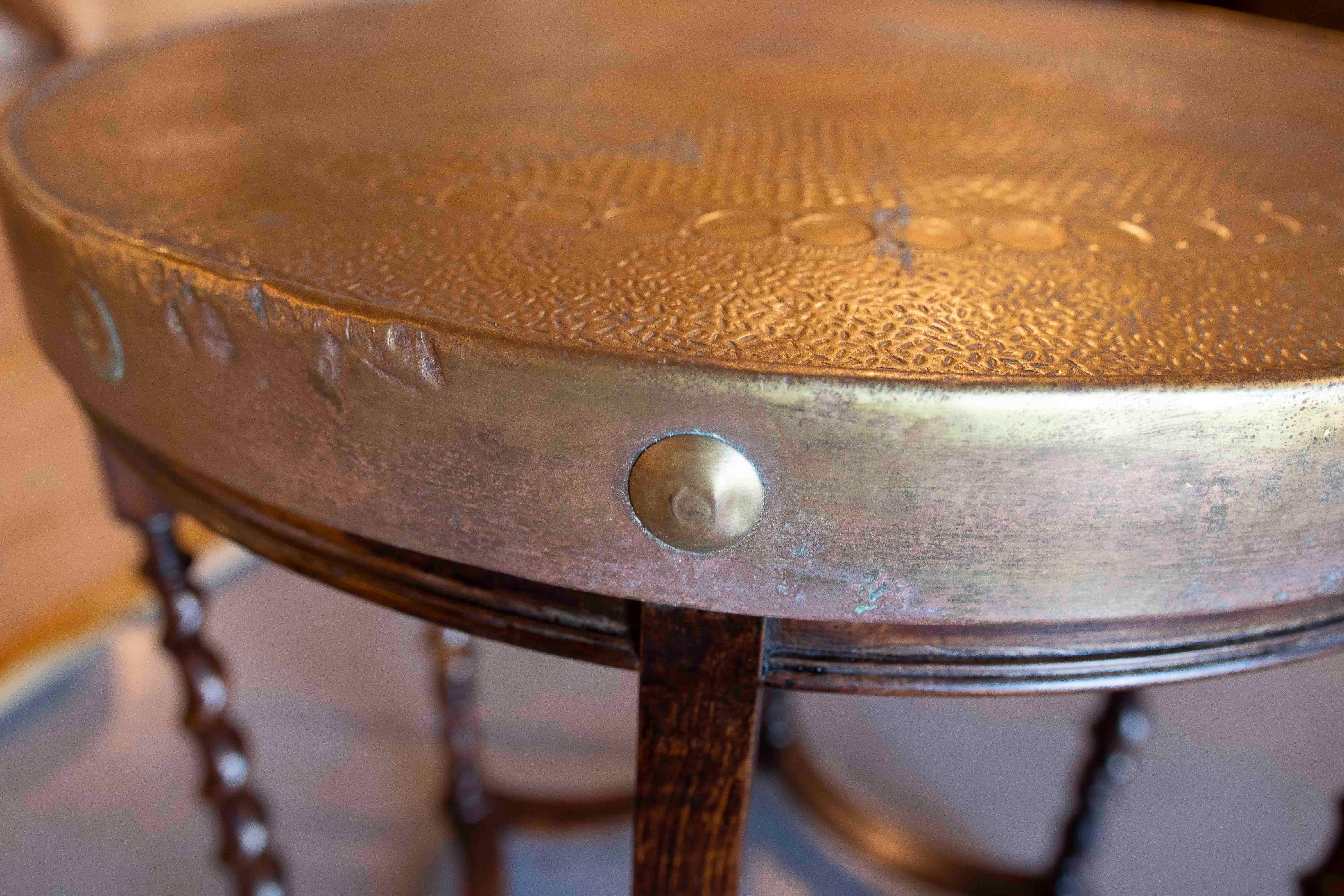 Table d'appoint en bois des années 1950 avec plateau en laiton gaufré en vente 3