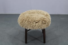Sgabello in legno del 1950 con rivestimento in pelle di pecora