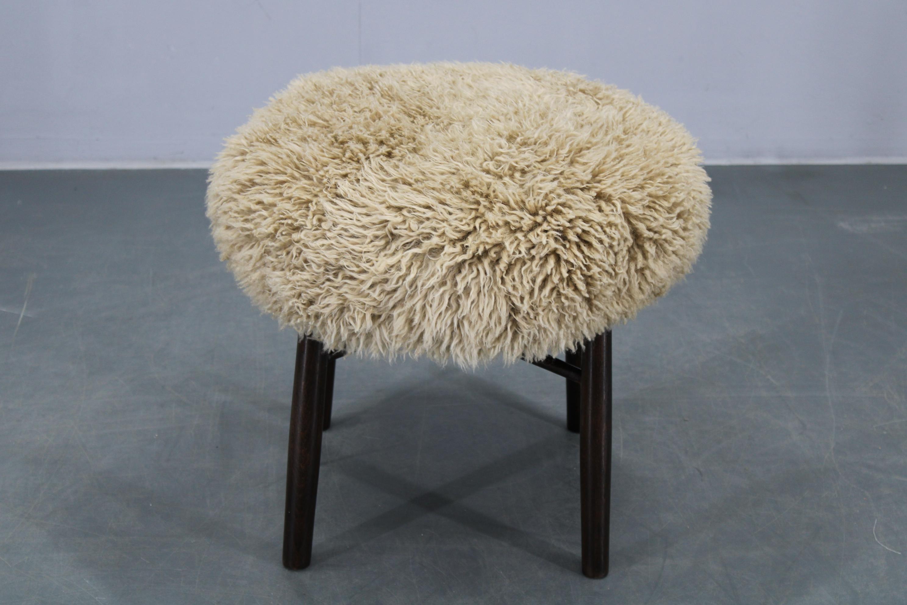 Taburete de madera de los años 50 con tapicería de piel de oveja Moderno de mediados de siglo en venta