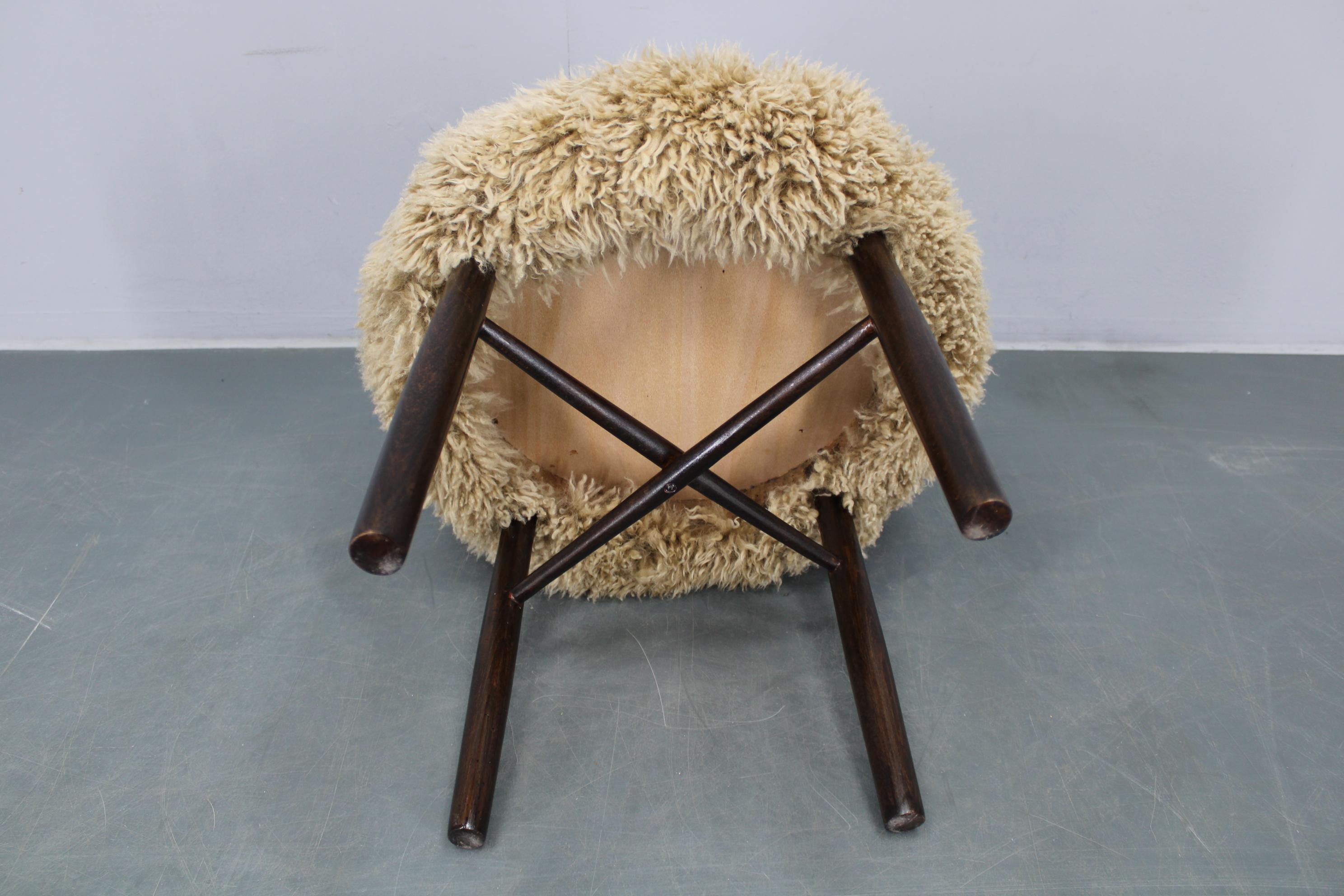 Taburete de madera de los años 50 con tapicería de piel de oveja Madera en venta