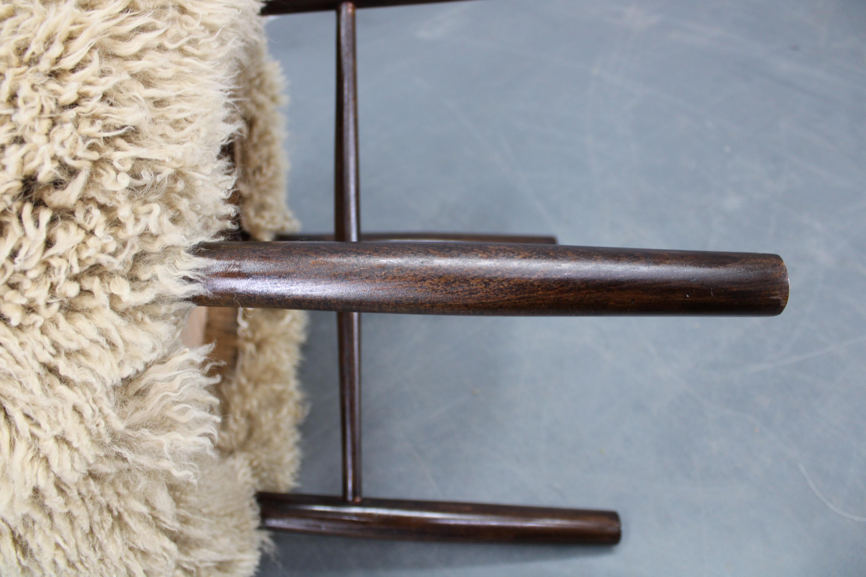 Taburete de madera de los años 50 con tapicería de piel de oveja en venta 2