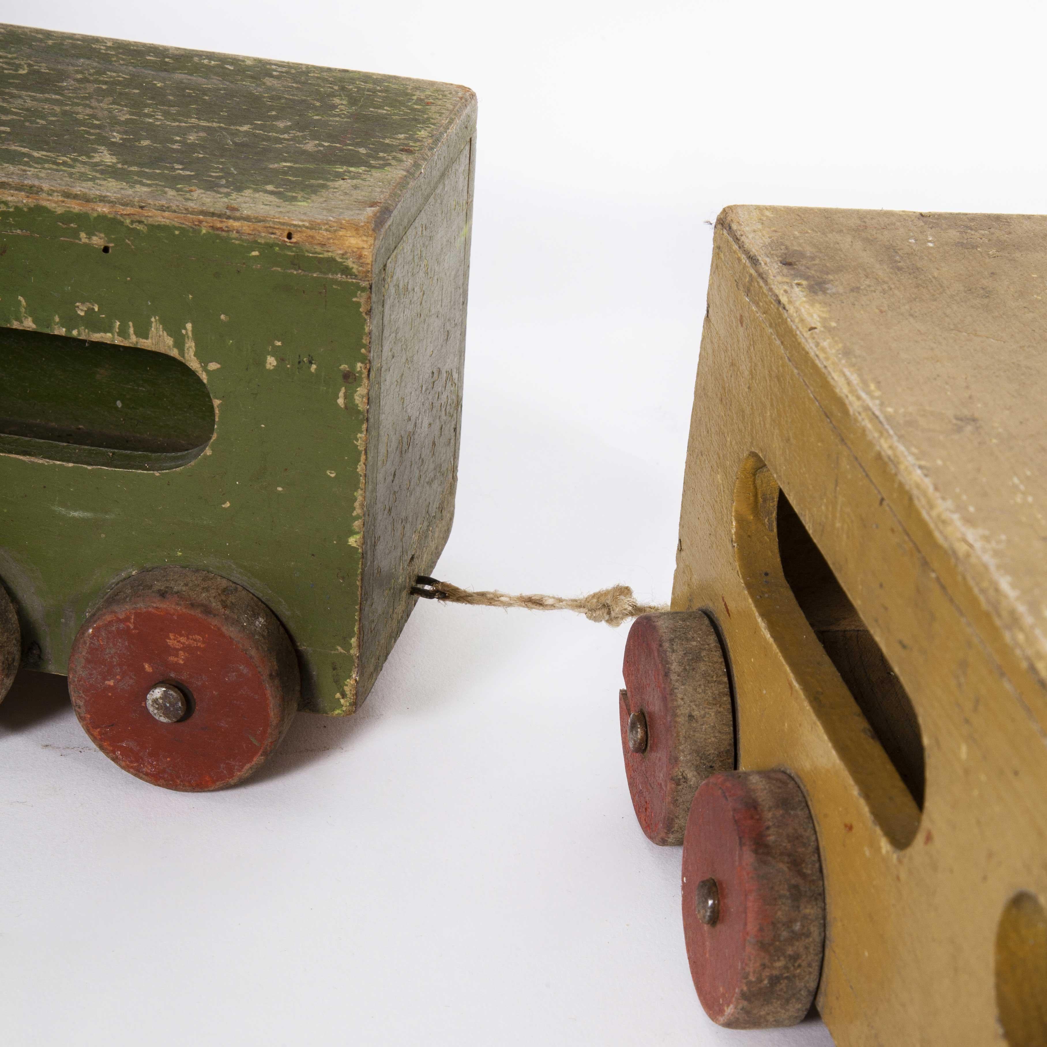 Milieu du XXe siècle Train de jouets en bois des années 1950 en vente