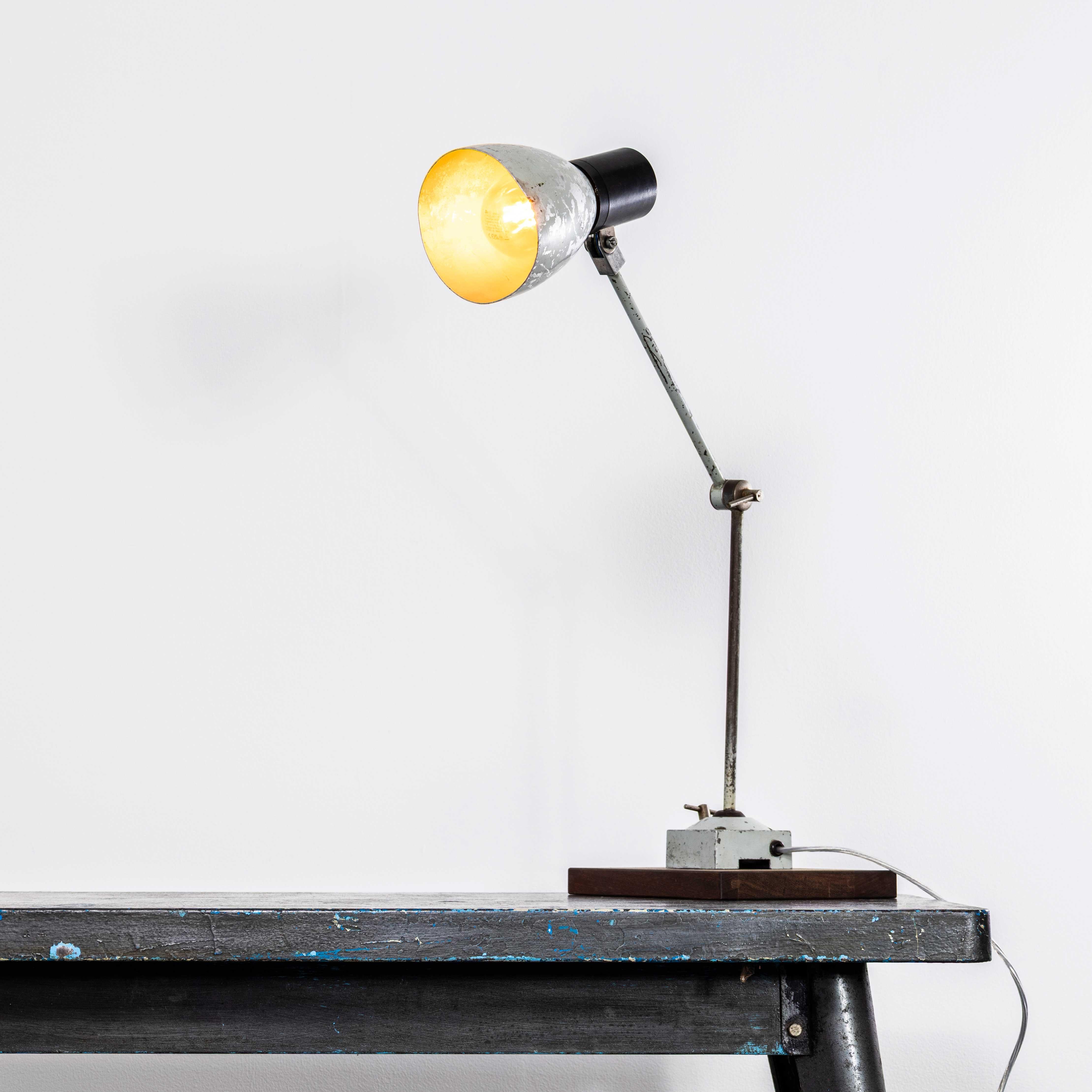 1950's Workshop Task Lamp von Invisiflex. 
Die Lampe wurde gereinigt und restauriert, aber wir haben die Geschichte und den Charakter belassen, und alle elektrischen Komponenten wurden entfernt und durch moderne europäische CE-Standard-Komponenten