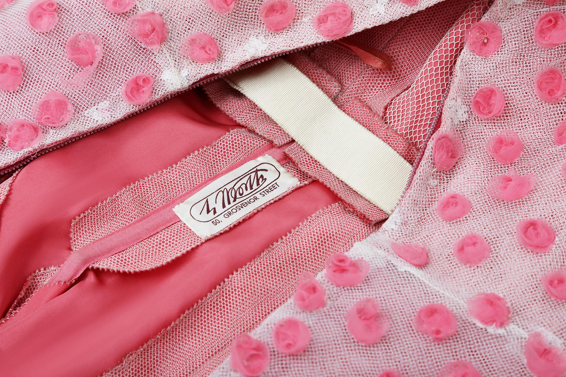 1950s Worth Haute Couture Pink and White Tulle Dress With Organza Bud Appliqués In Excellent Condition For Sale In London, GB