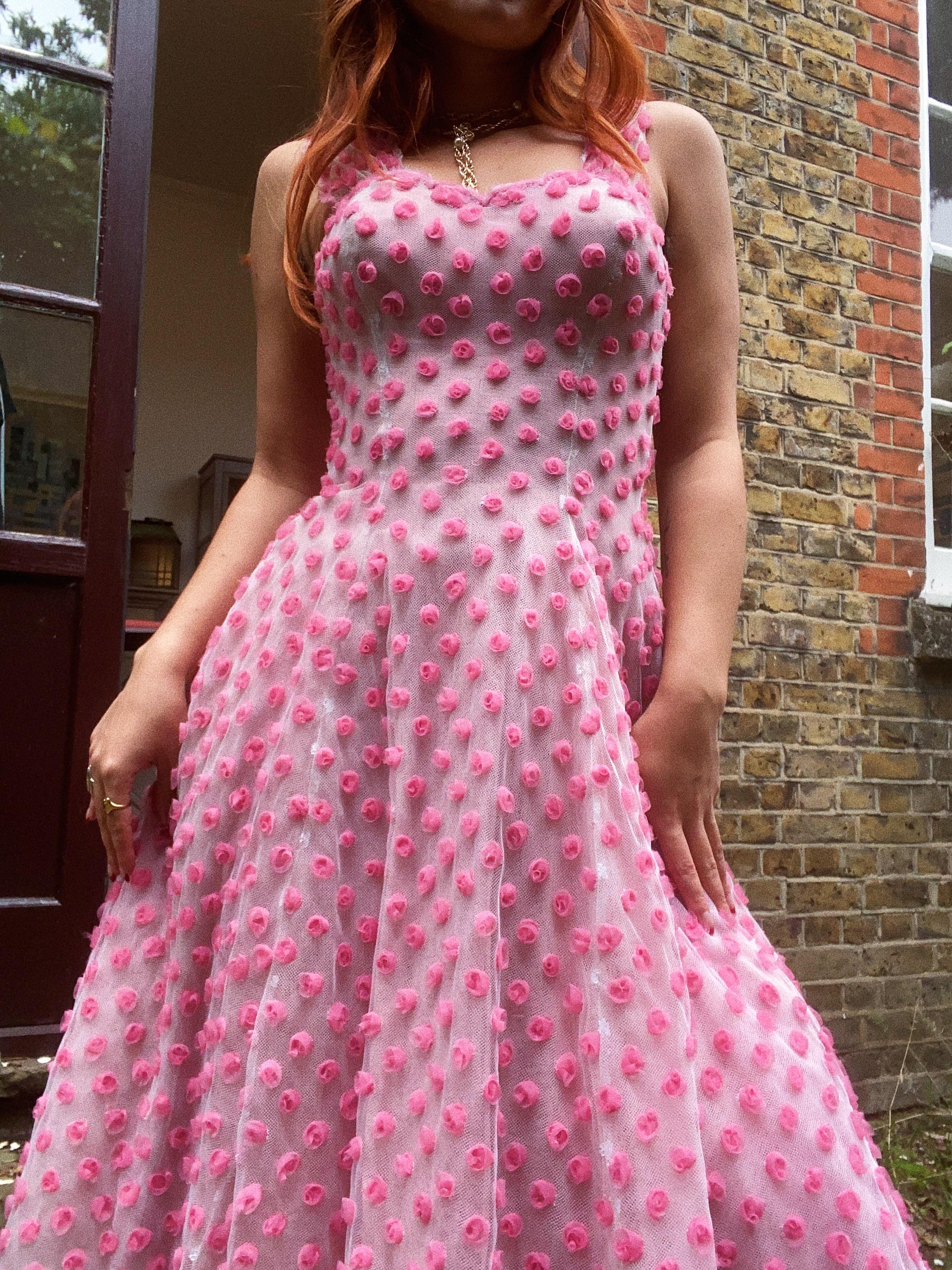 1950s Worth Haute Couture Pink and White Tulle Dress With Organza Bud Appliqués For Sale 1