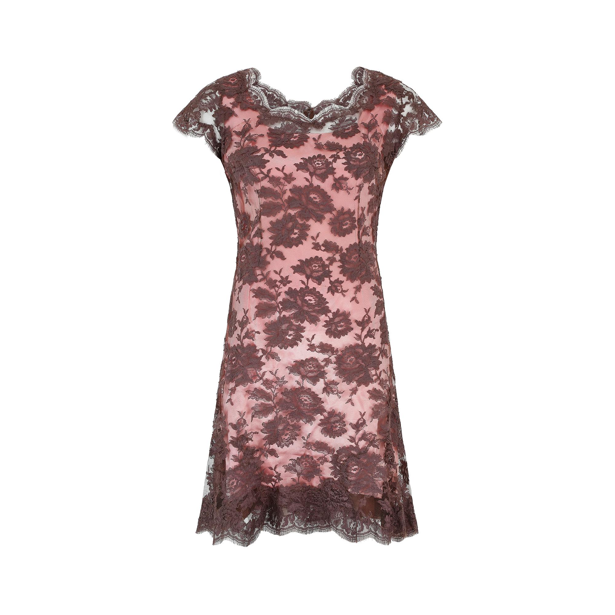 Superbe robe fourreau couture des années 1950 de Worth London, dans une combinaison saisissante de satin de soie rose pâle et de dentelle brune. La sous-couche est conçue dans une luxueuse soie rose douce avec des bordures en mousseline de soie brun