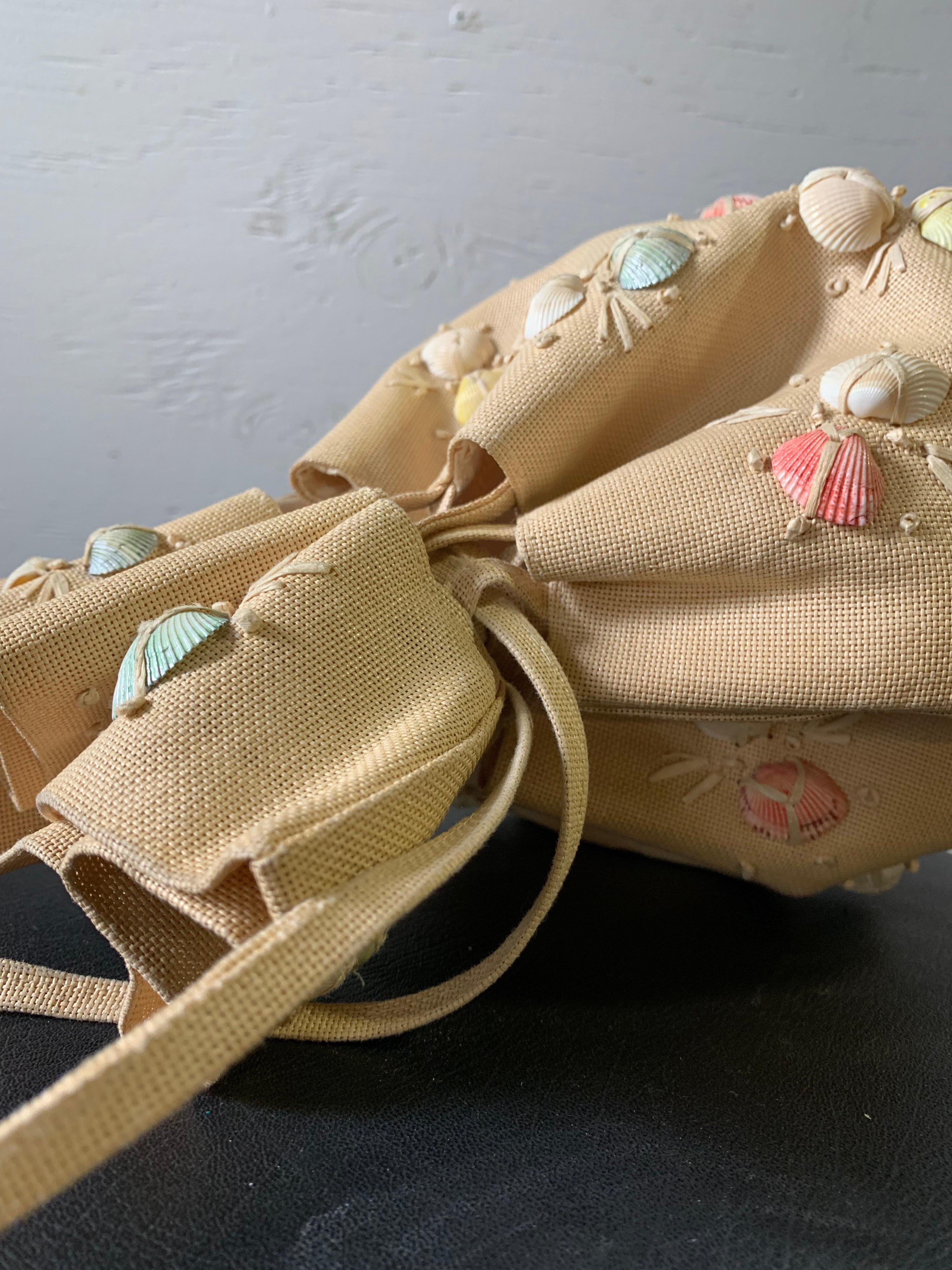 1950s Woven Panama Straw Drawstring Pouch Purse W/ Pastel Seashell Embellishment For Sale 4