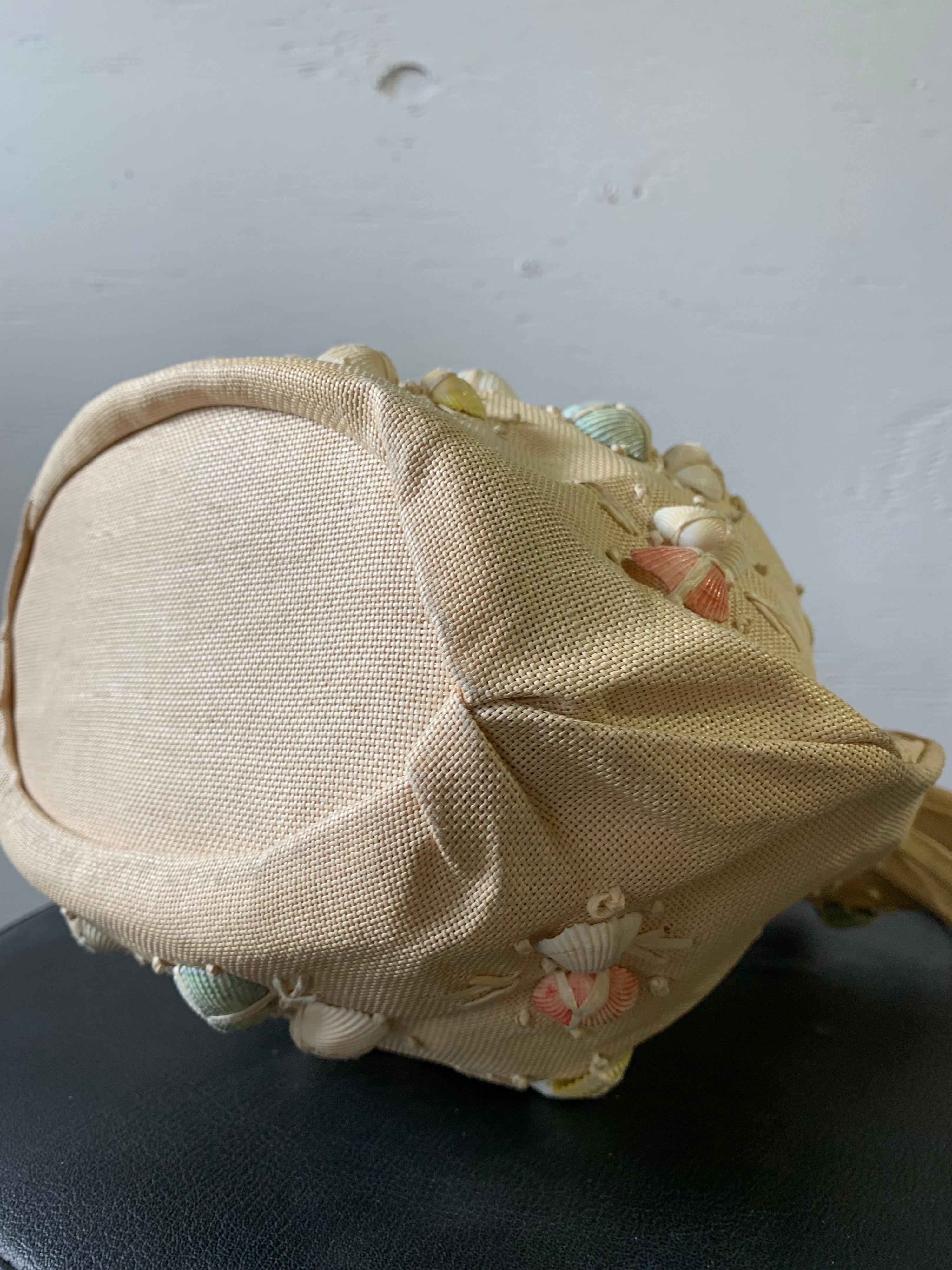 1950s Woven Panama Straw Drawstring Pouch Purse W/ Pastel Seashell Embellishment For Sale 5