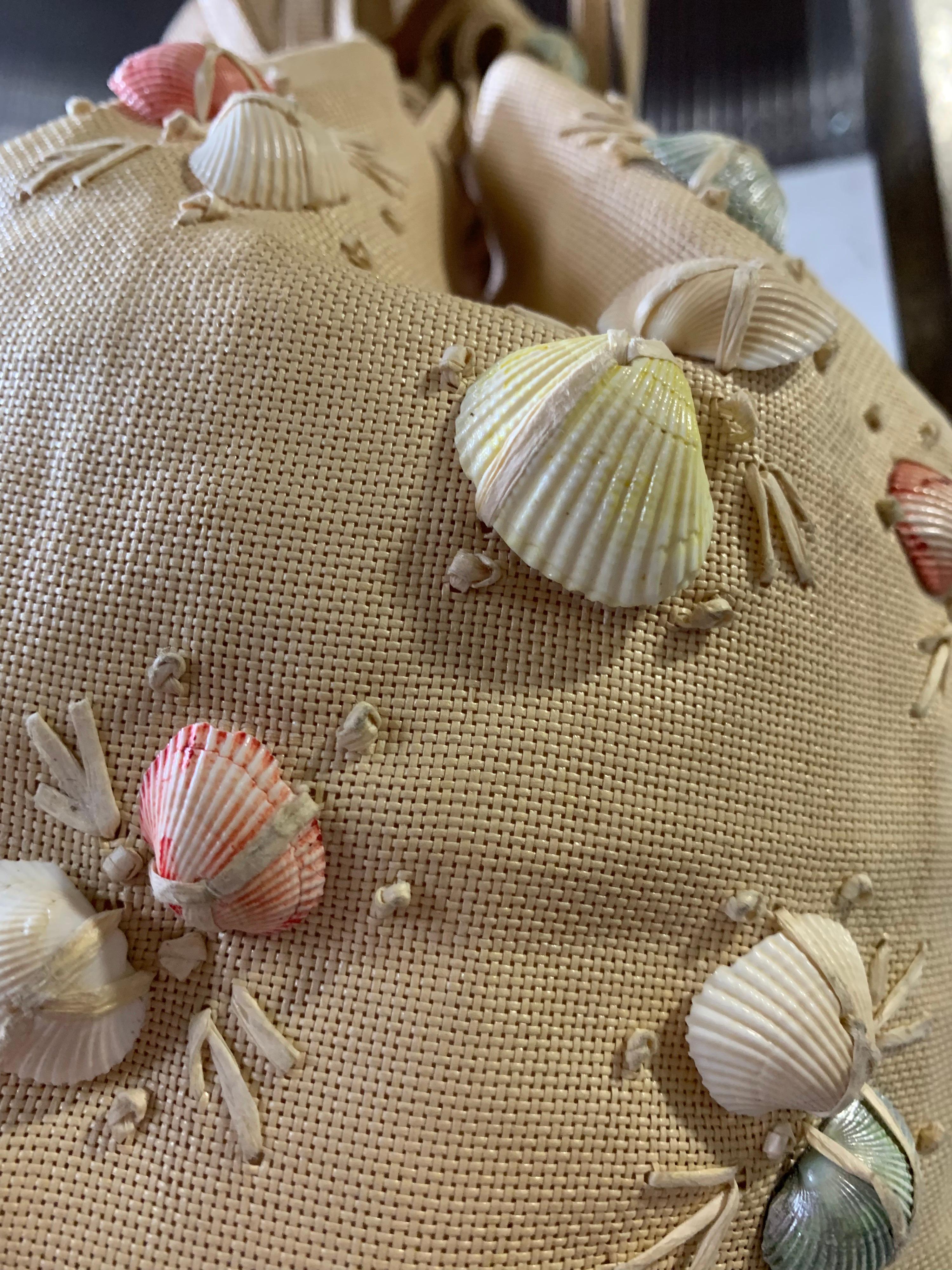 1950s Woven Panama Straw Drawstring Pouch Purse W/ Pastel Seashell Embellishment In Excellent Condition For Sale In Gresham, OR