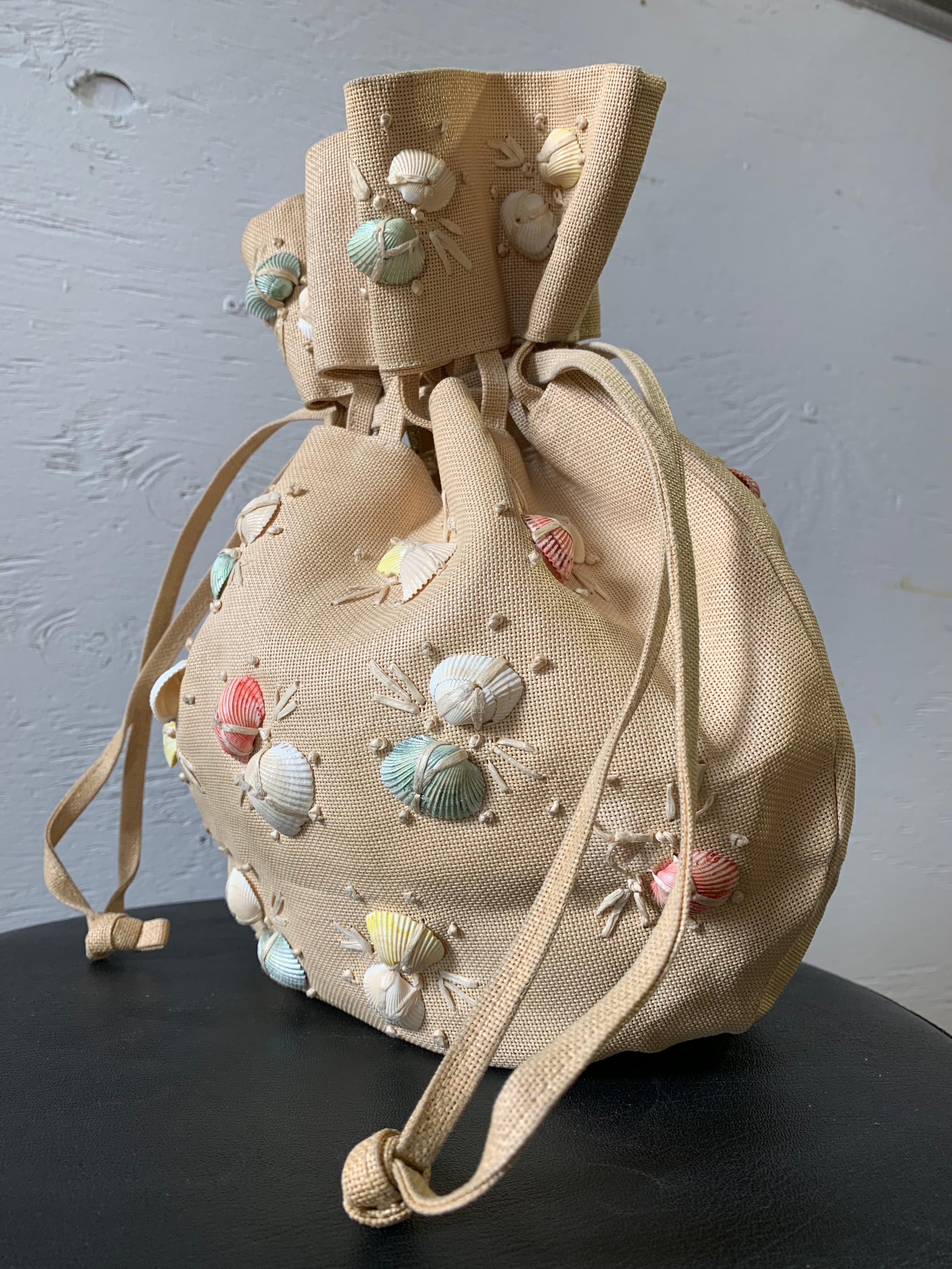 1950s Woven Panama Straw Drawstring Pouch Purse W/ Pastel Seashell Embellishment For Sale 2