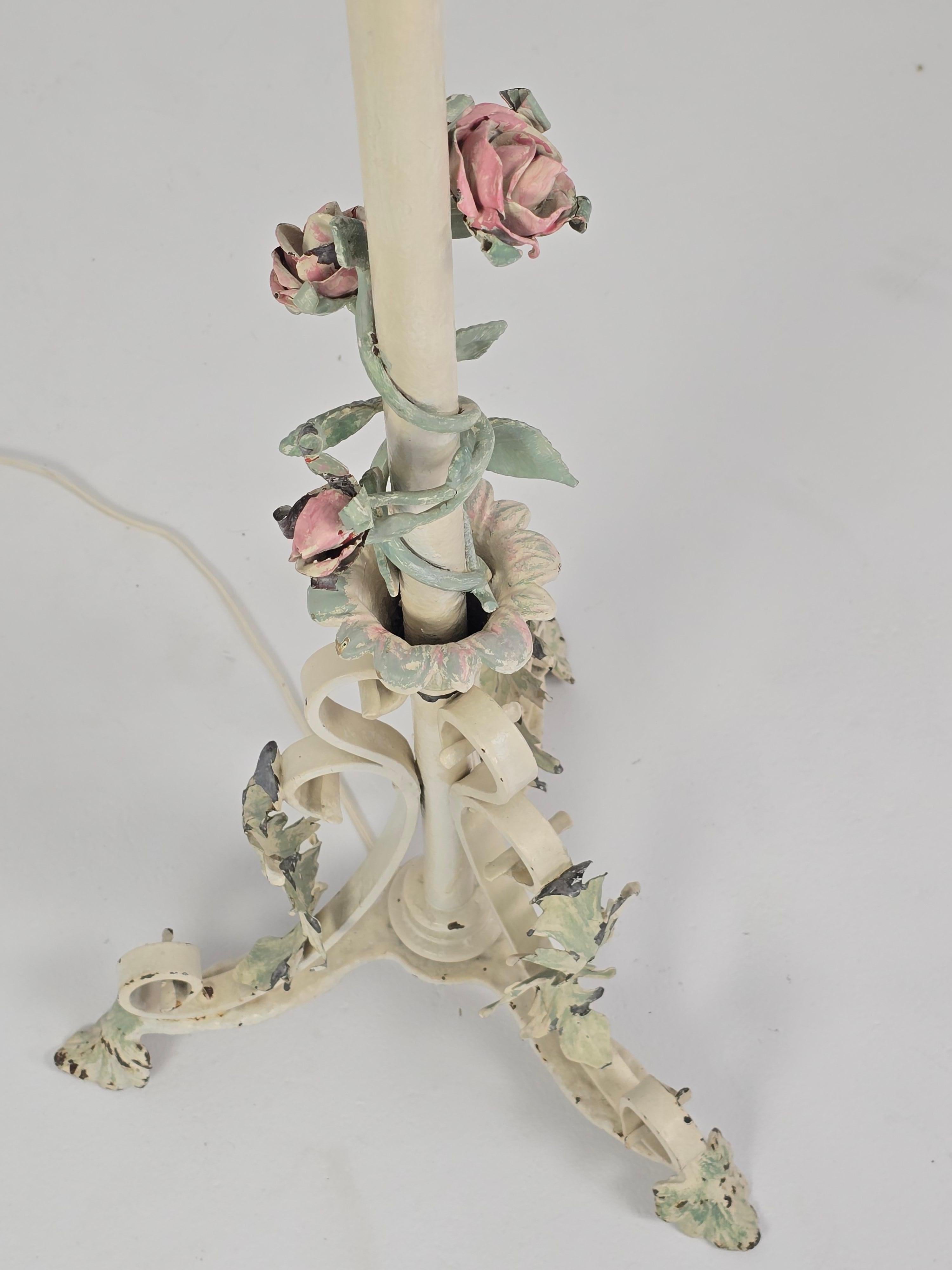 Lampada da terra alta in ferro battuto e tole degli anni '50, Italia in vendita 8