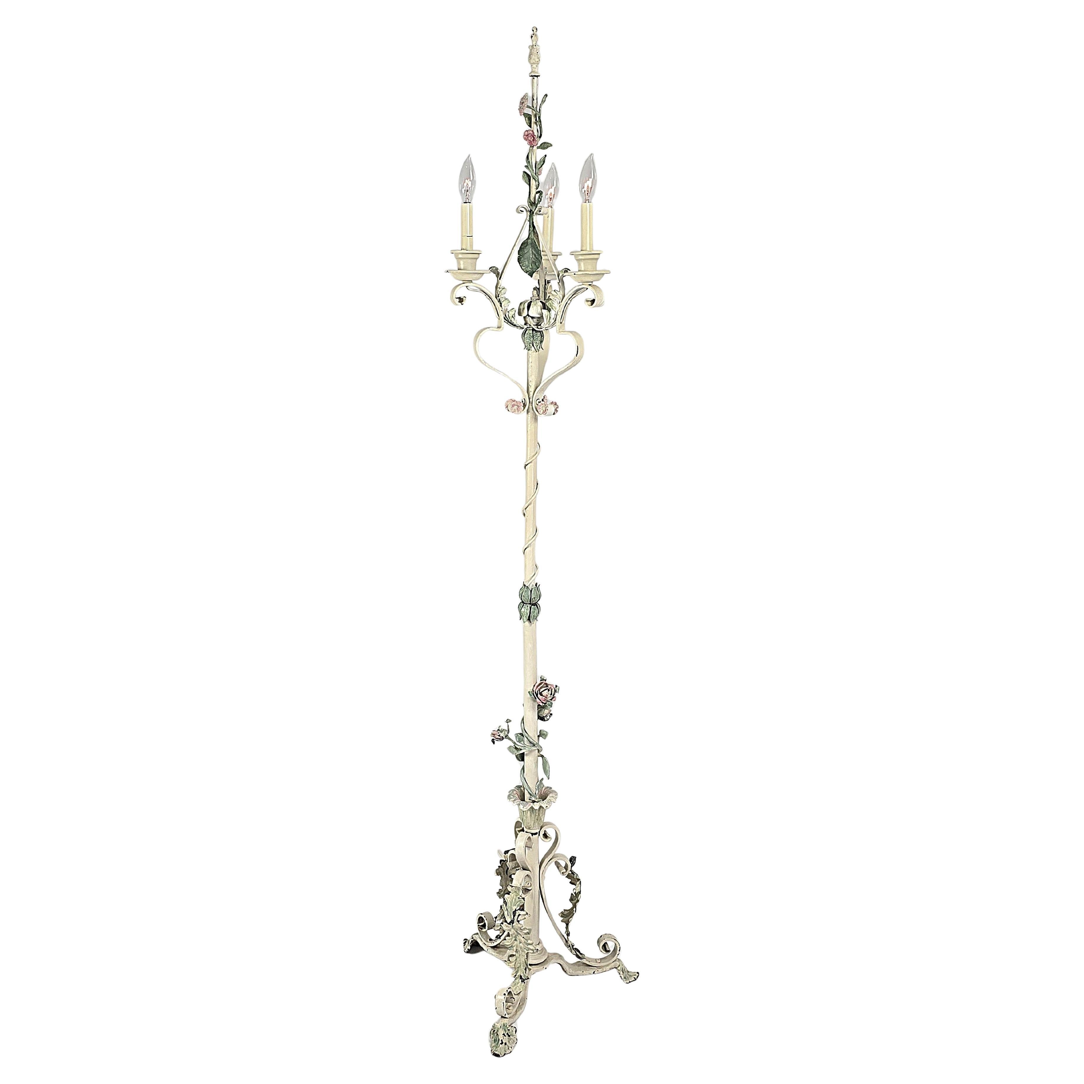 Lampada da terra scultorea in ferro battuto e tole a motivo floreale realizzata in Italia negli anni '50 .

Costruzione solida e ben fatta.

Interruttore rotante on/off sulla parte superiore dell'apparecchio. 

Contiene 3 prese a candelabro E12 da