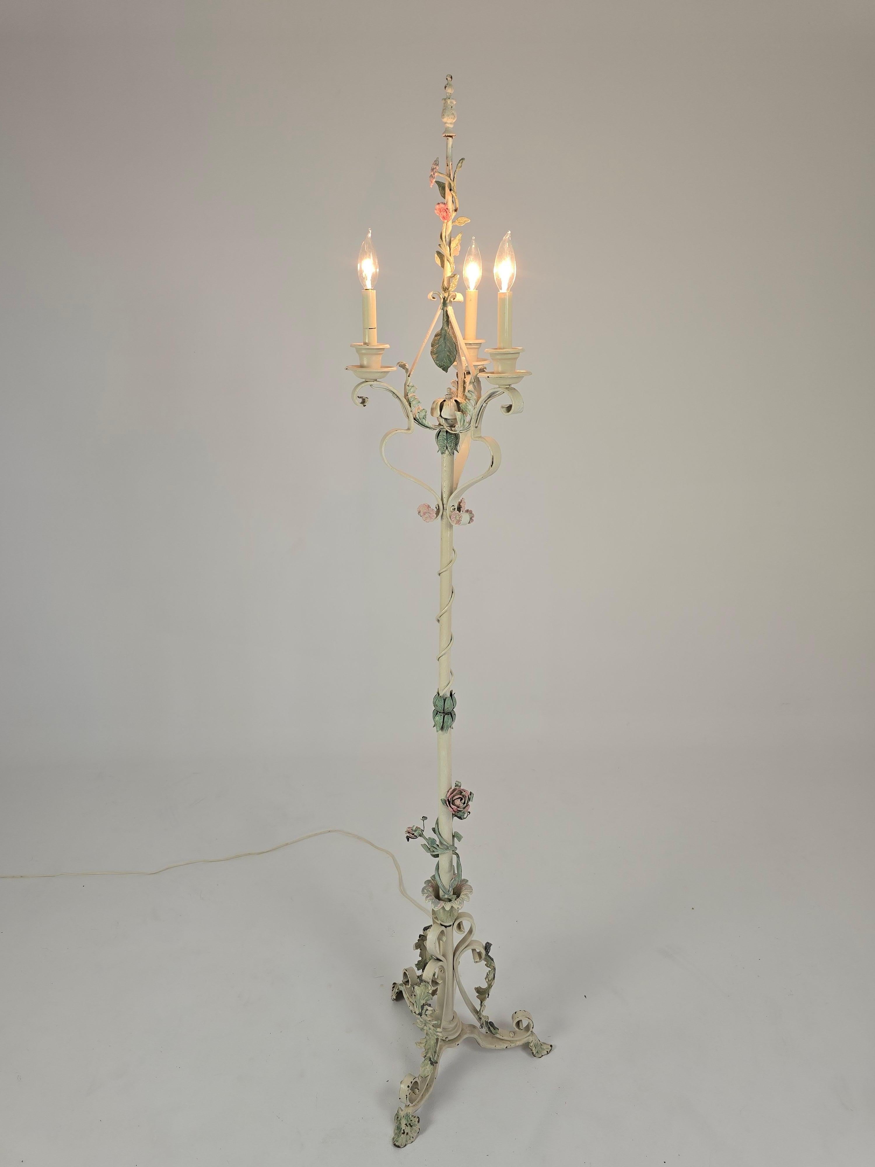 Lampada da terra alta in ferro battuto e tole degli anni '50, Italia In condizioni buone in vendita a St- Leonard, Quebec