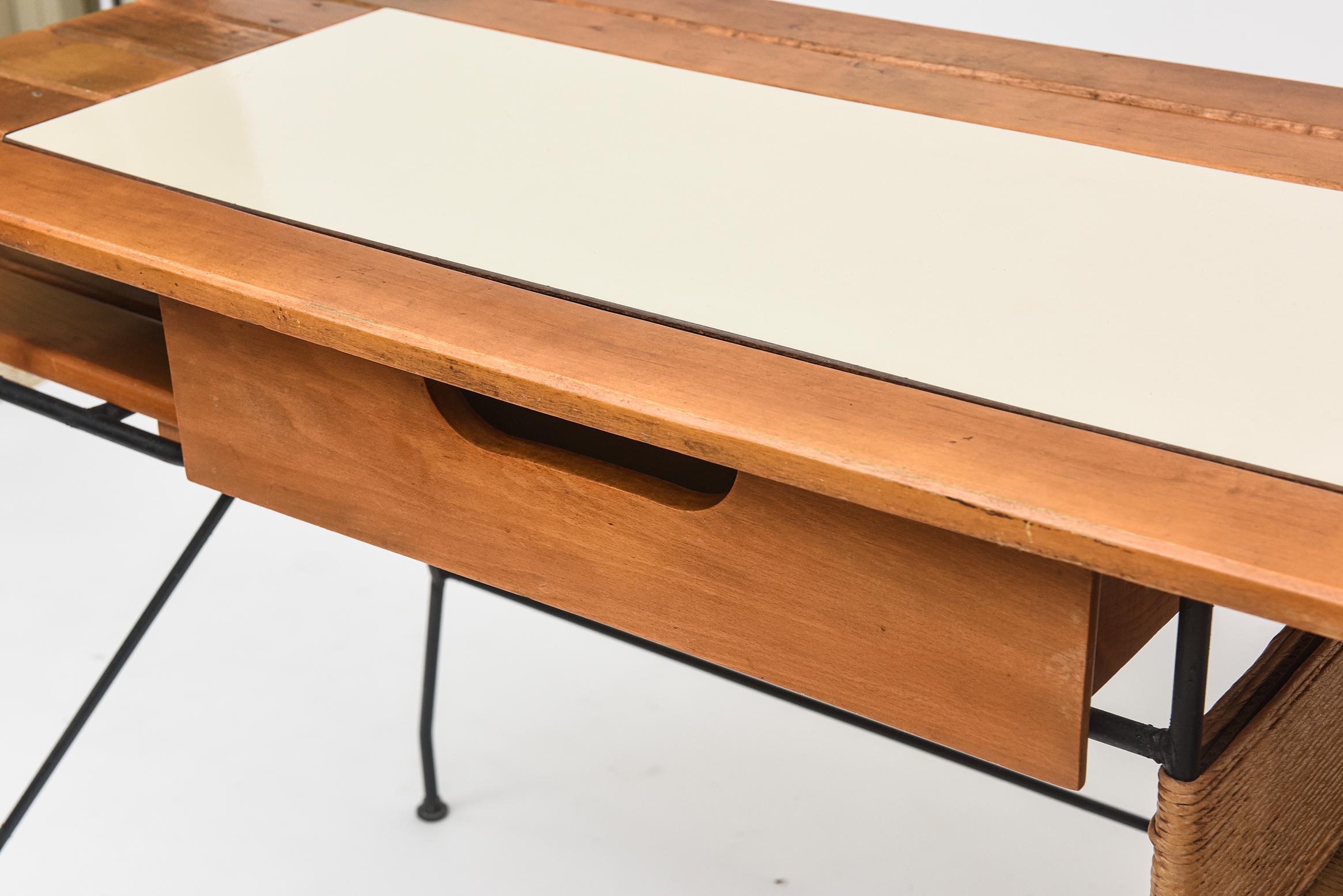 Schreibtisch aus Schmiedeeisen, Nussbaum und Binsen aus den 1950er Jahren von Arthur Umanoff im Angebot 5