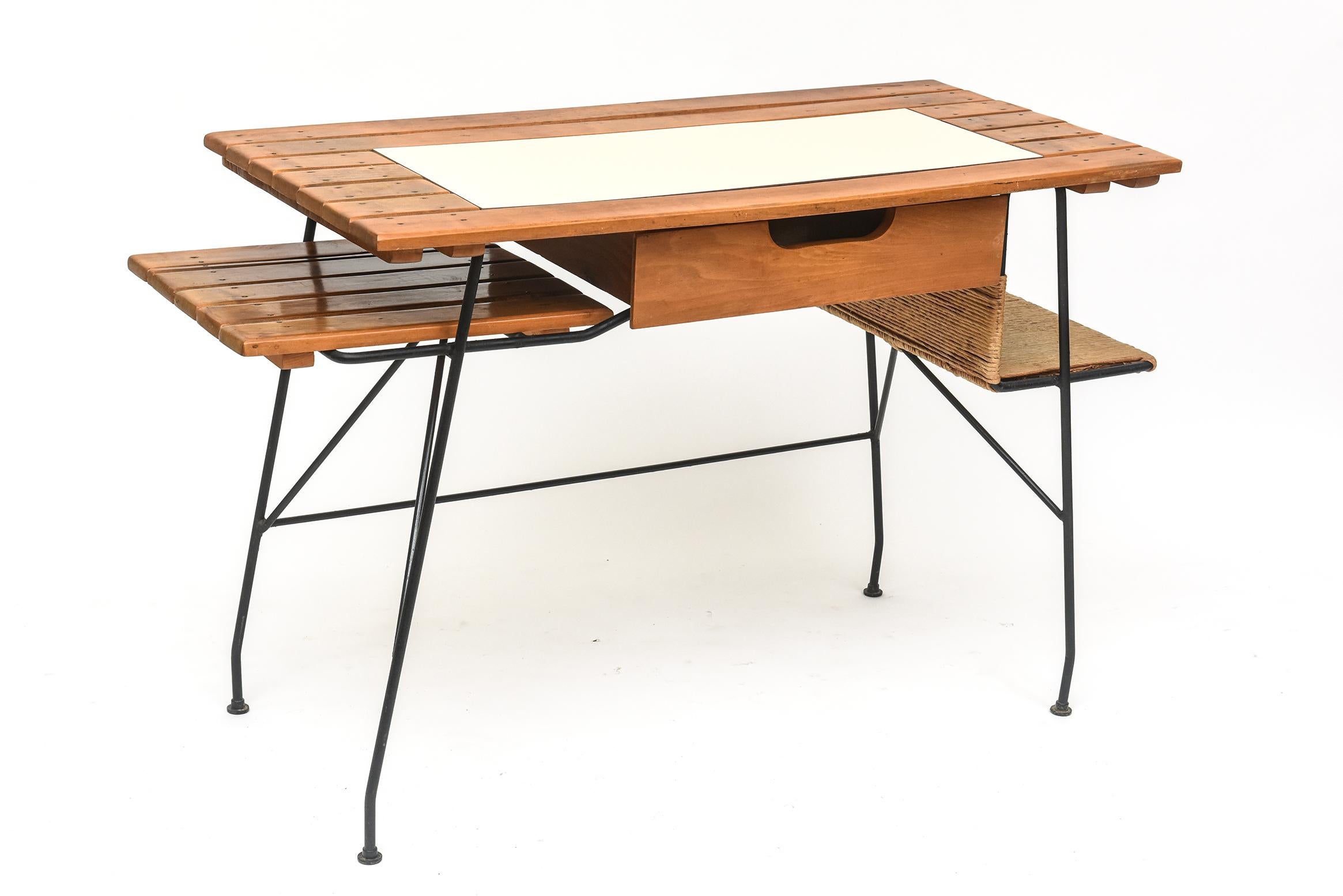 Schreibtisch aus Schmiedeeisen, Nussbaum und Binsen aus den 1950er Jahren von Arthur Umanoff (Moderne der Mitte des Jahrhunderts) im Angebot