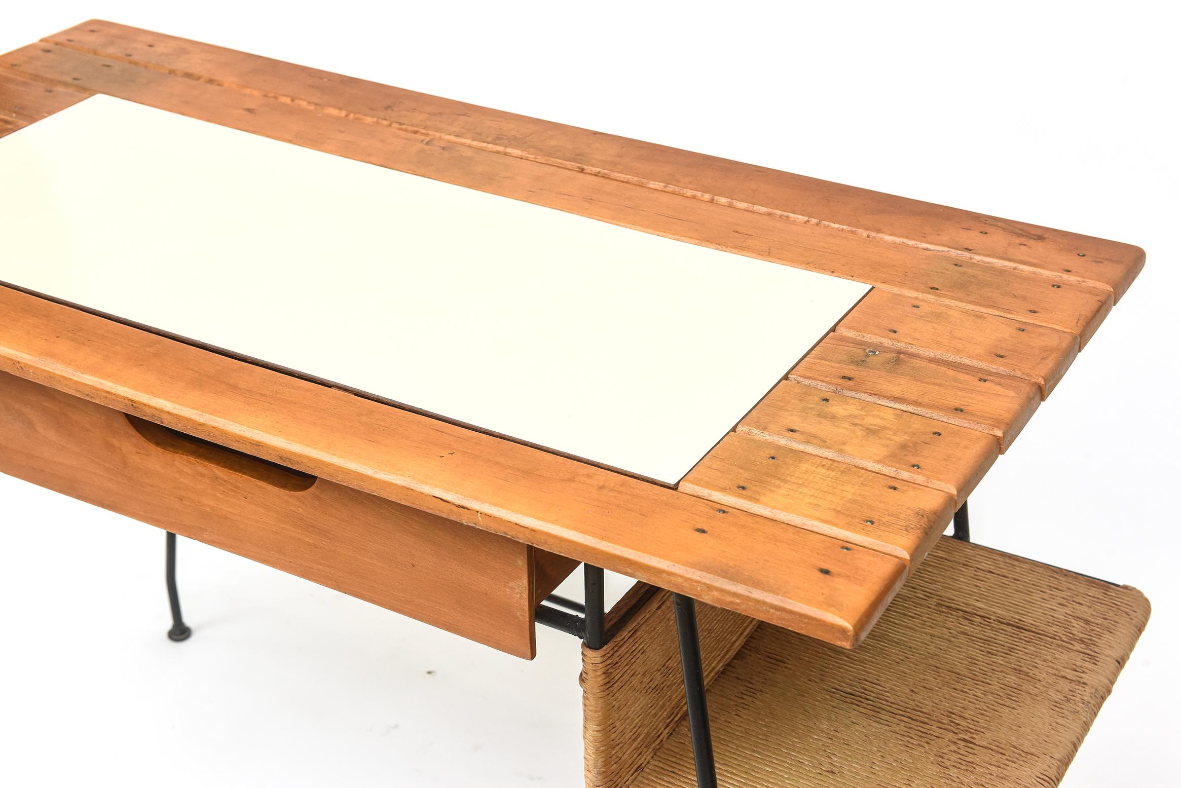 Schreibtisch aus Schmiedeeisen, Nussbaum und Binsen aus den 1950er Jahren von Arthur Umanoff im Angebot 1