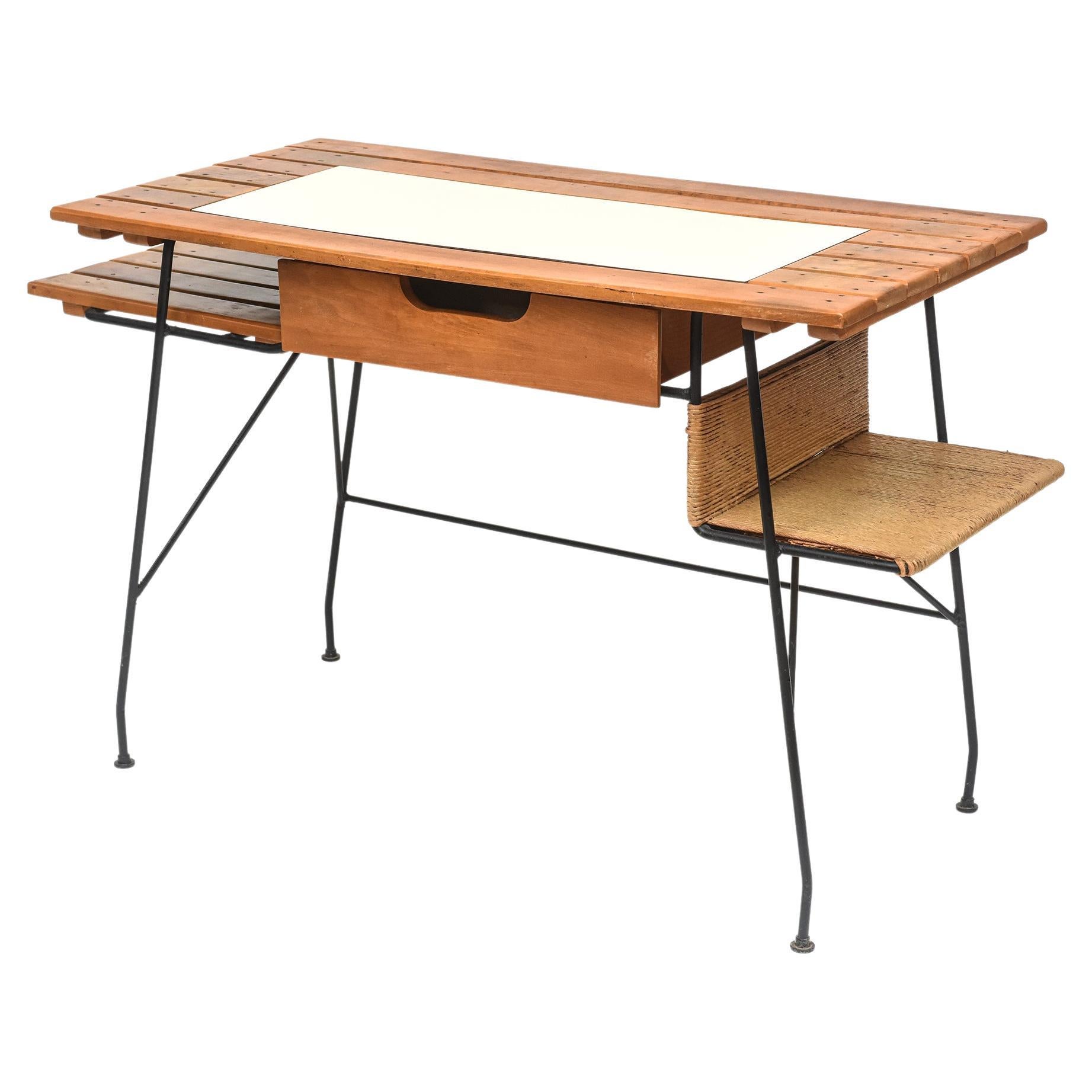 Schreibtisch aus Schmiedeeisen, Nussbaum und Binsen aus den 1950er Jahren von Arthur Umanoff im Angebot