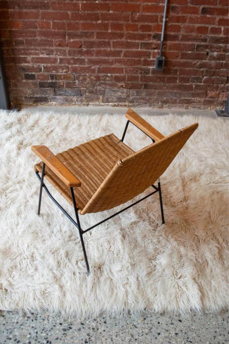Dieser unverwechselbare und sorgfältig gefertigte Stuhl, von dem wir aufgrund unserer Recherchen annehmen, dass er in den 1950er Jahren aus Südafrika stammt, verfügt über einen Rahmen, der sorgfältig aus lackiertem Schmiedeeisen gefertigt wurde. Die
