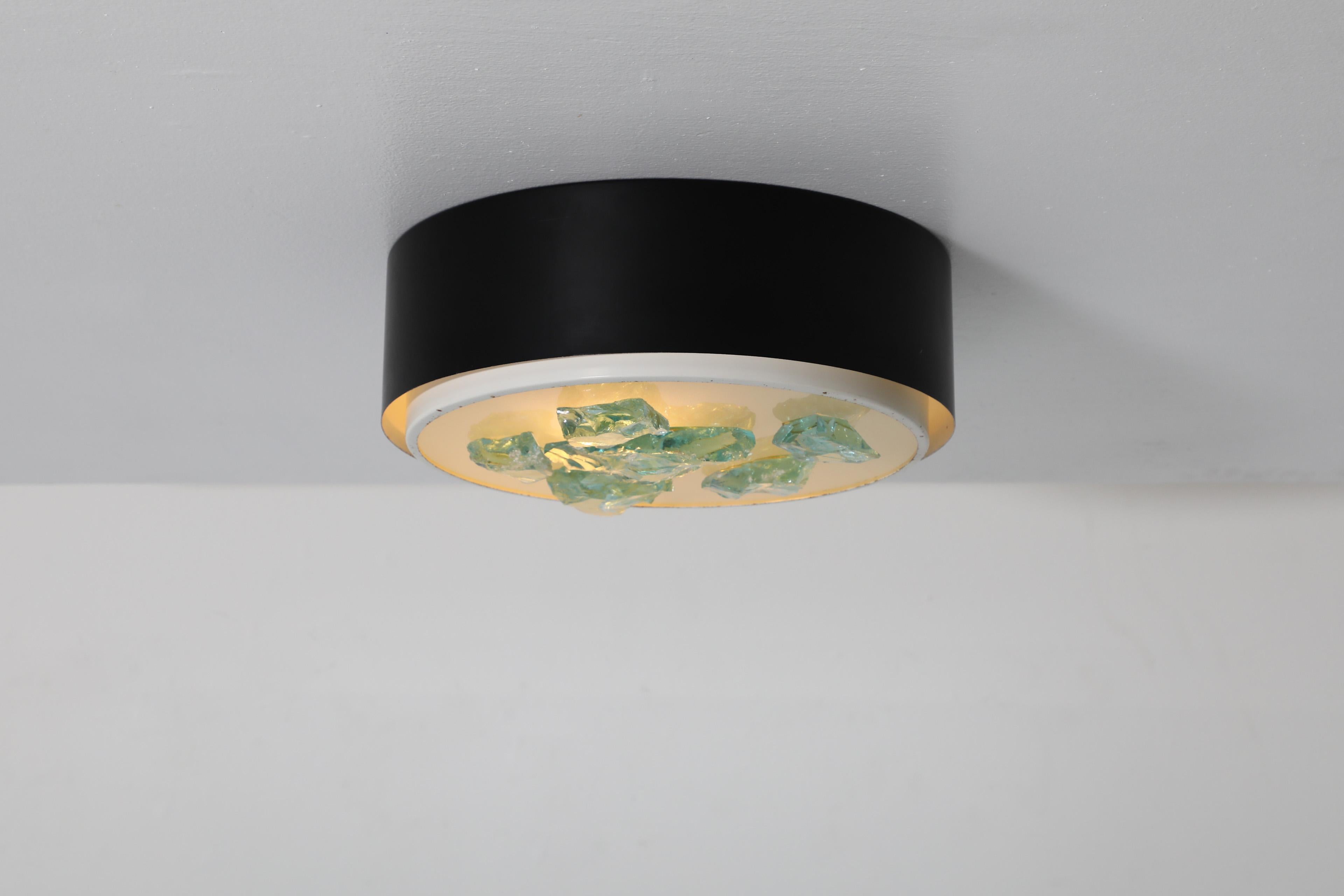 Plafonnier du milieu du siècle dernier du célèbre fabricant néerlandais RAAK, vers les années 1950. Le modèle R-28 est une lampe à encastrer composée d'un cylindre en métal noir émaillé qui contient un diffuseur en verre sur lequel sont fixés
