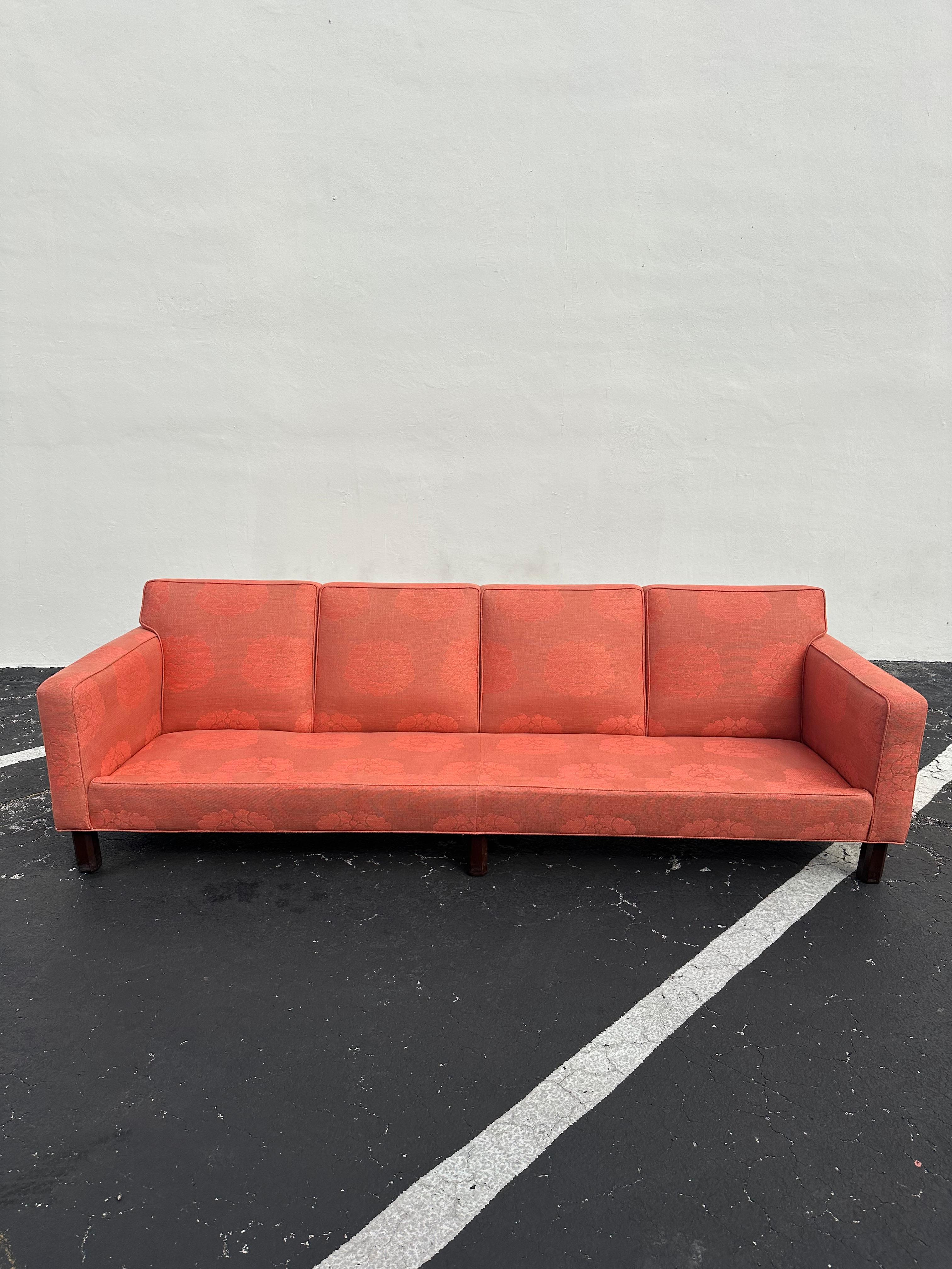 1950s Edward Wormley for Dunbar Furniture Canapé Lotus en lin saumon paille en vente 4