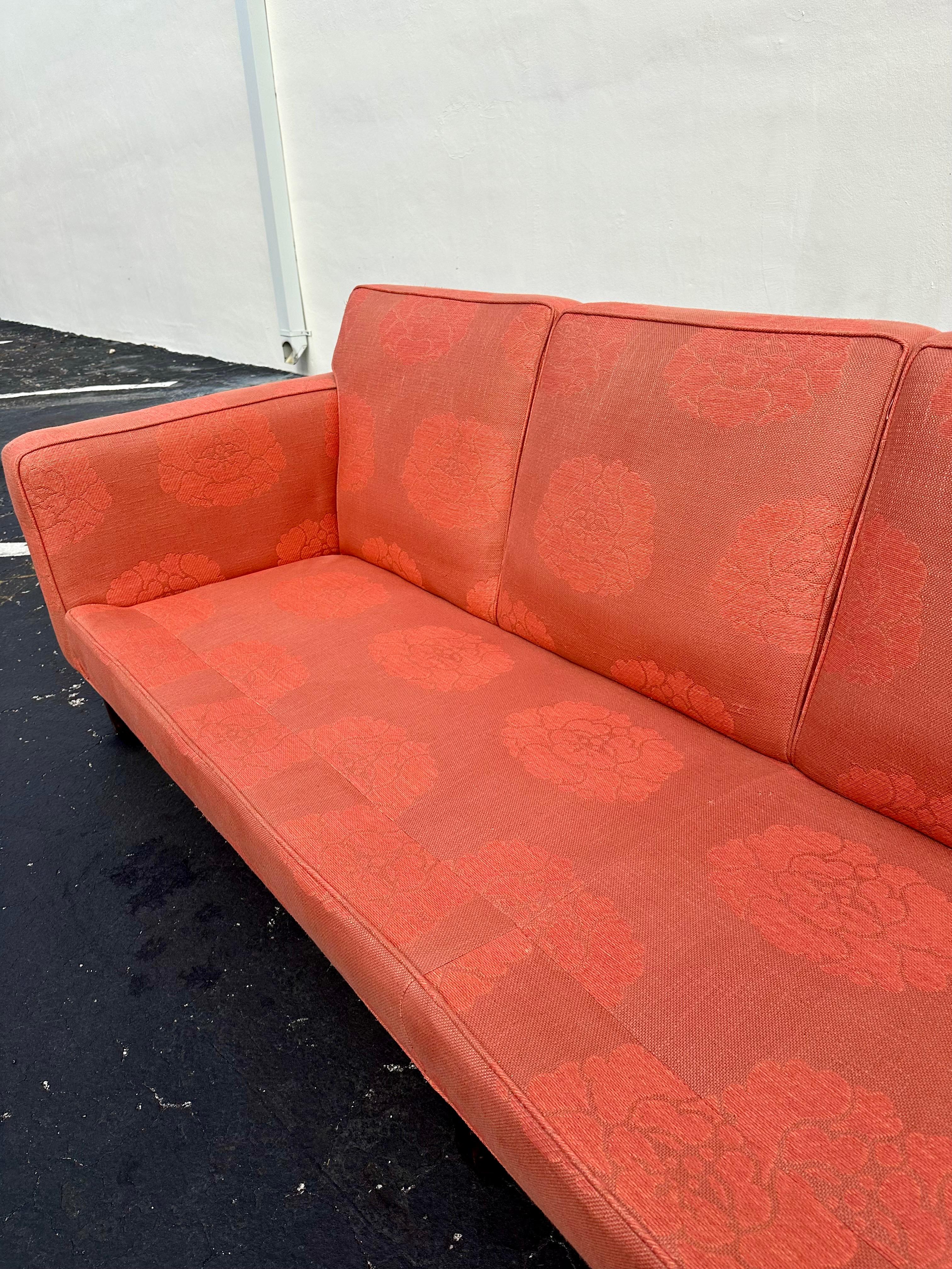 1950s Edward Wormley for Dunbar Furniture Canapé Lotus en lin saumon paille en vente 5
