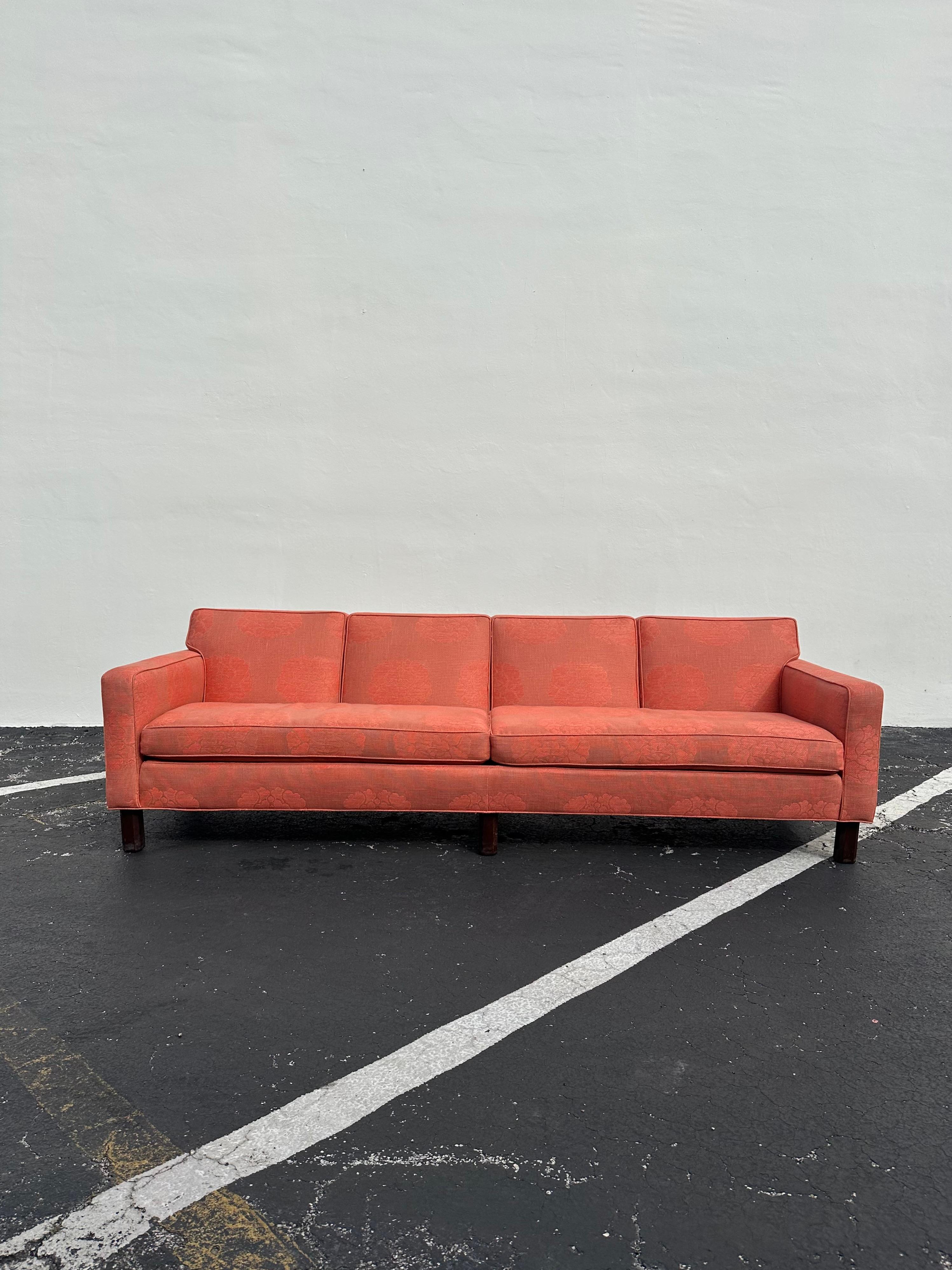Mid-Century Modern 1950s Edward Wormley for Dunbar Furniture Canapé Lotus en lin saumon paille en vente