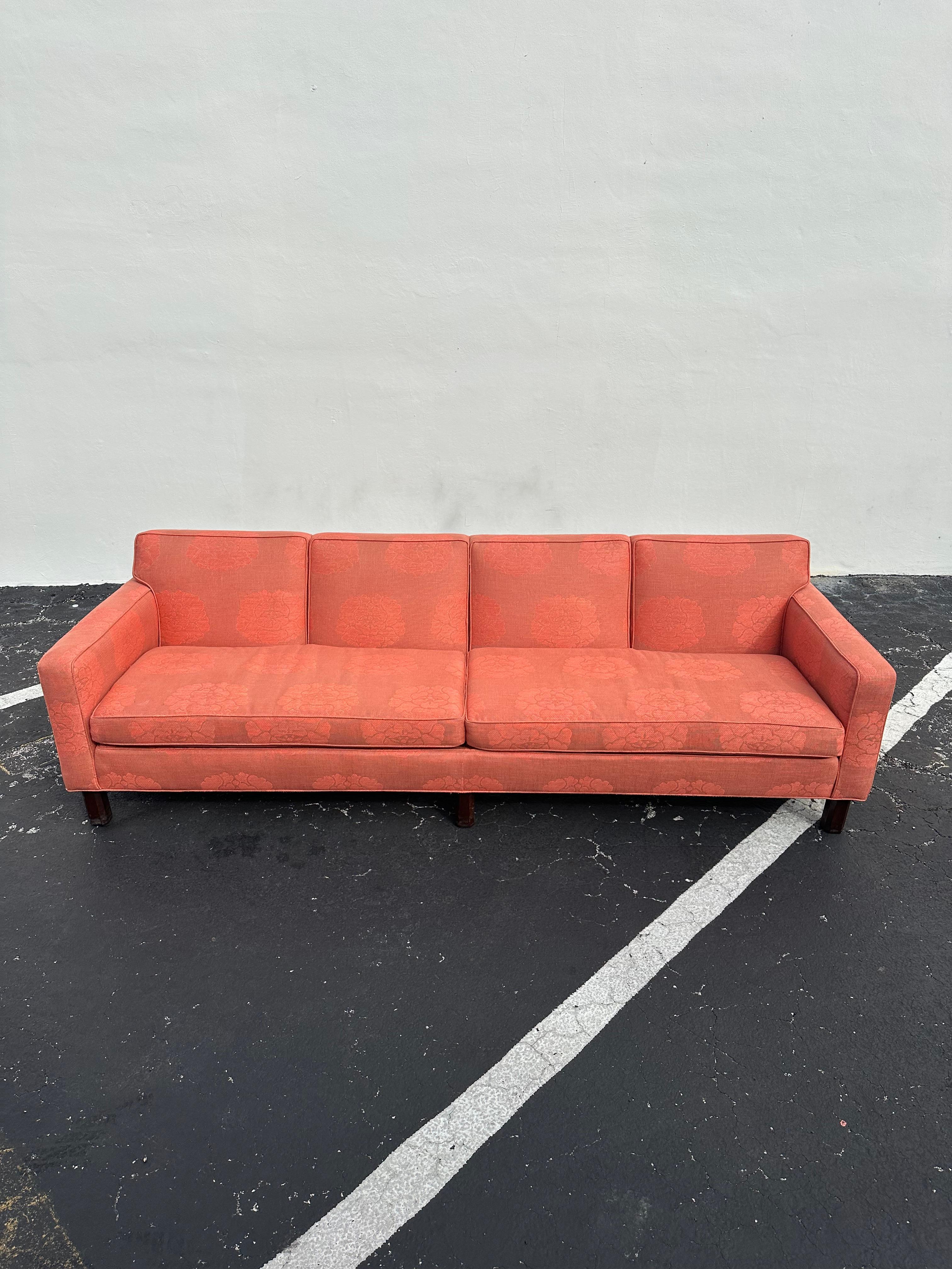 1950s Edward Wormley for Dunbar Furniture Canapé Lotus en lin saumon paille Bon état - En vente à Fort Lauderdale, FL
