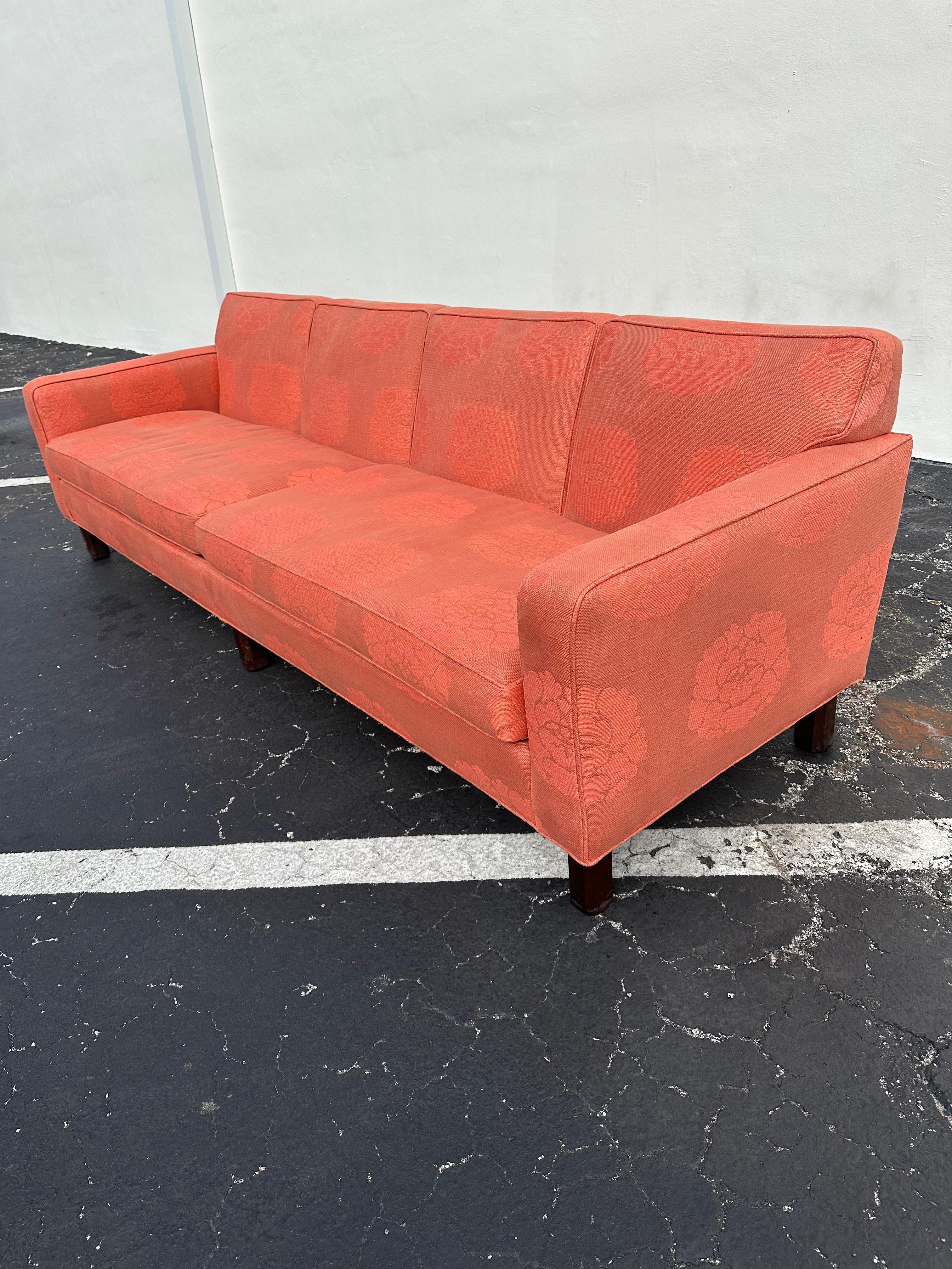 Milieu du XXe siècle 1950s Edward Wormley for Dunbar Furniture Canapé Lotus en lin saumon paille en vente