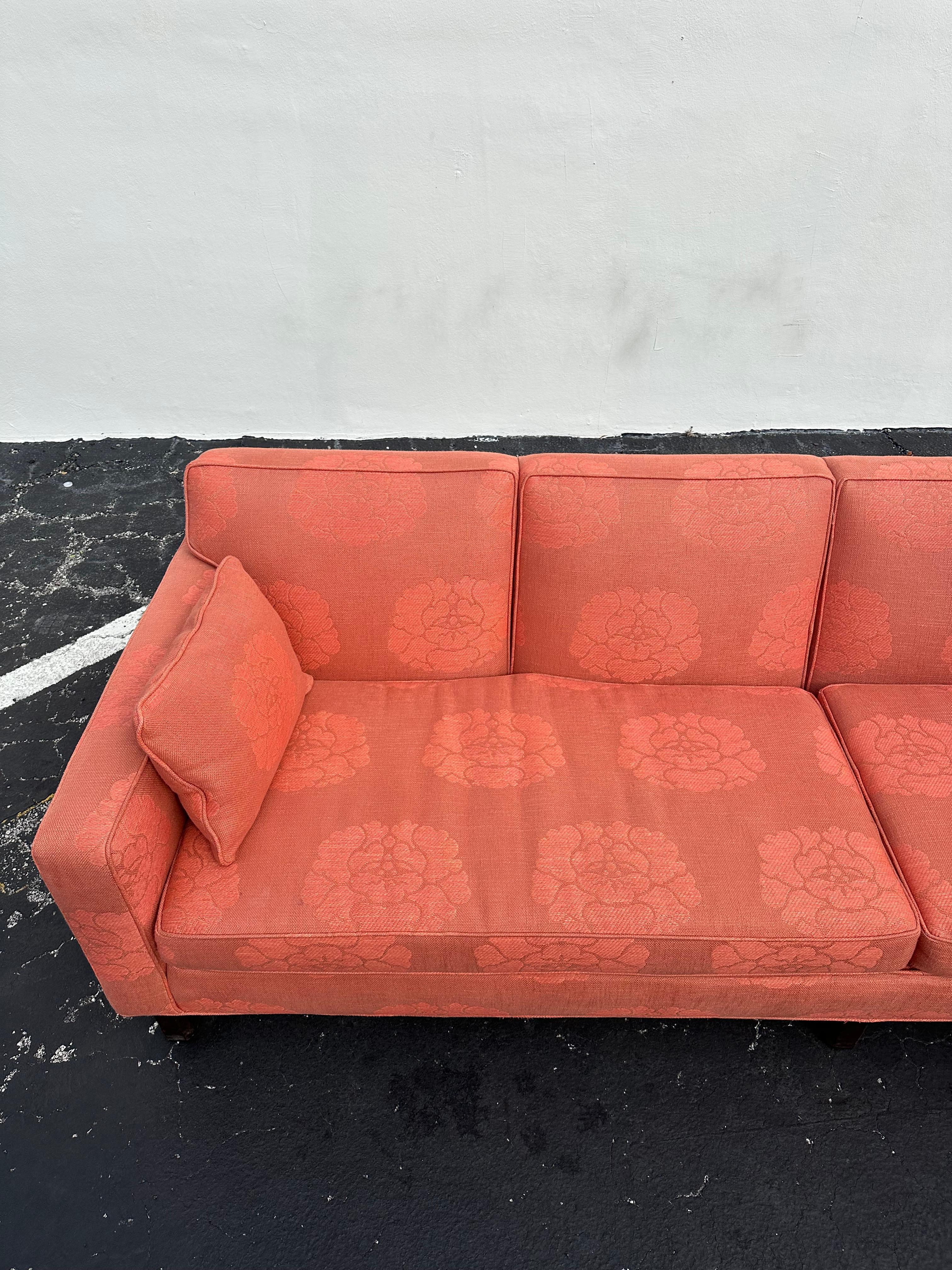 Tissu d'ameublement 1950s Edward Wormley for Dunbar Furniture Canapé Lotus en lin saumon paille en vente
