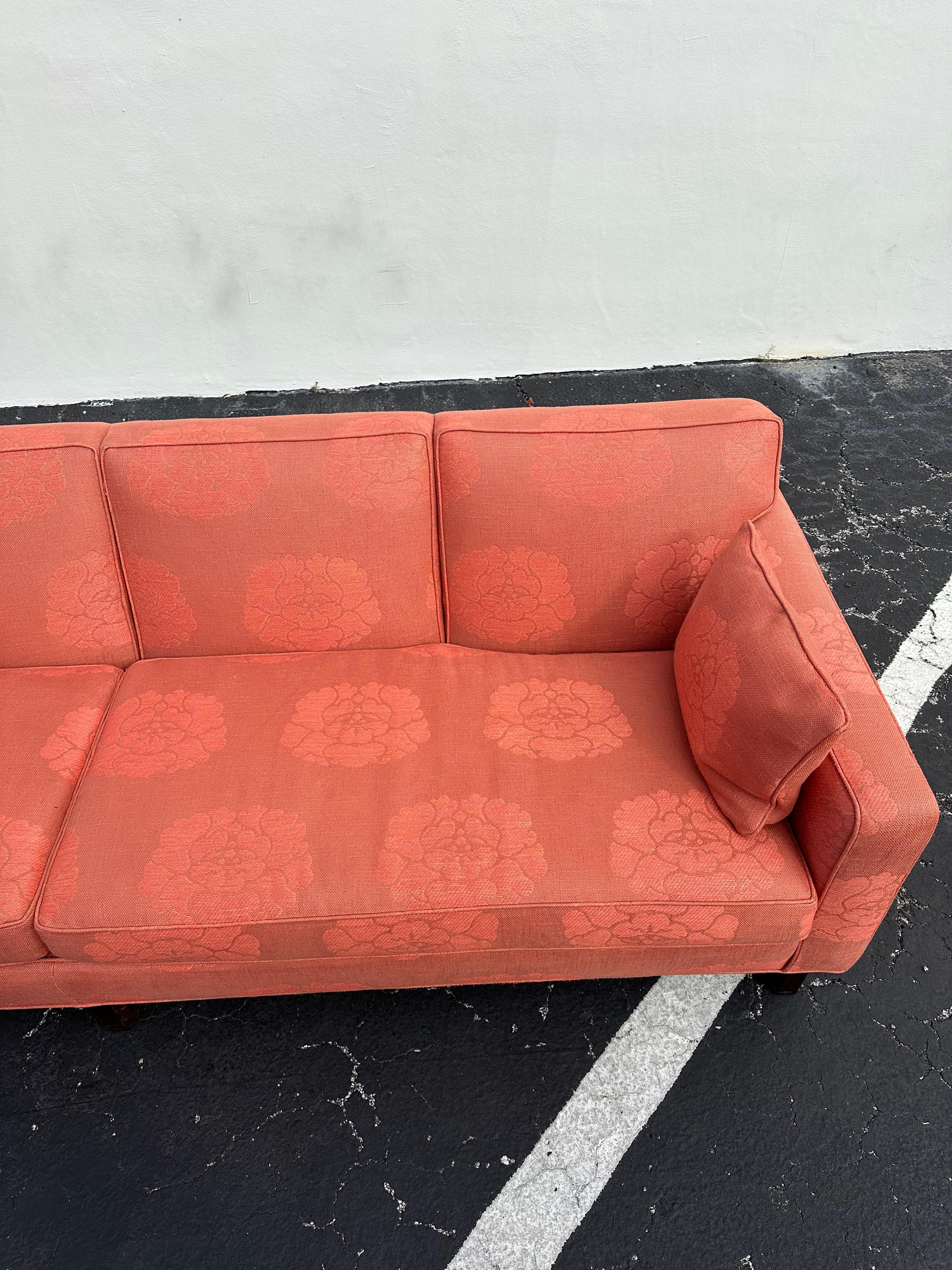 1950s Edward Wormley for Dunbar Furniture Canapé Lotus en lin saumon paille en vente 1