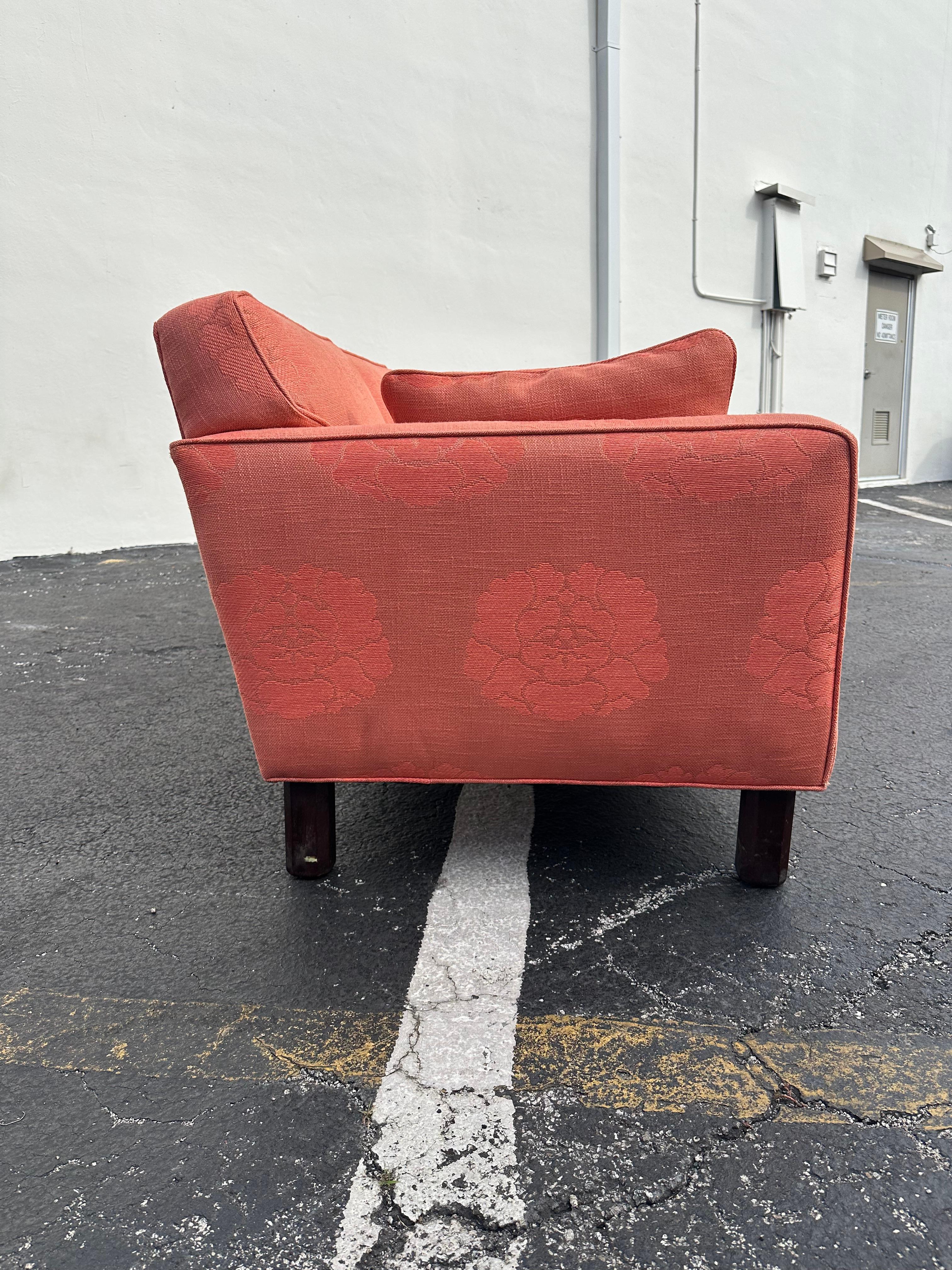 1950s Edward Wormley for Dunbar Furniture Canapé Lotus en lin saumon paille en vente 2