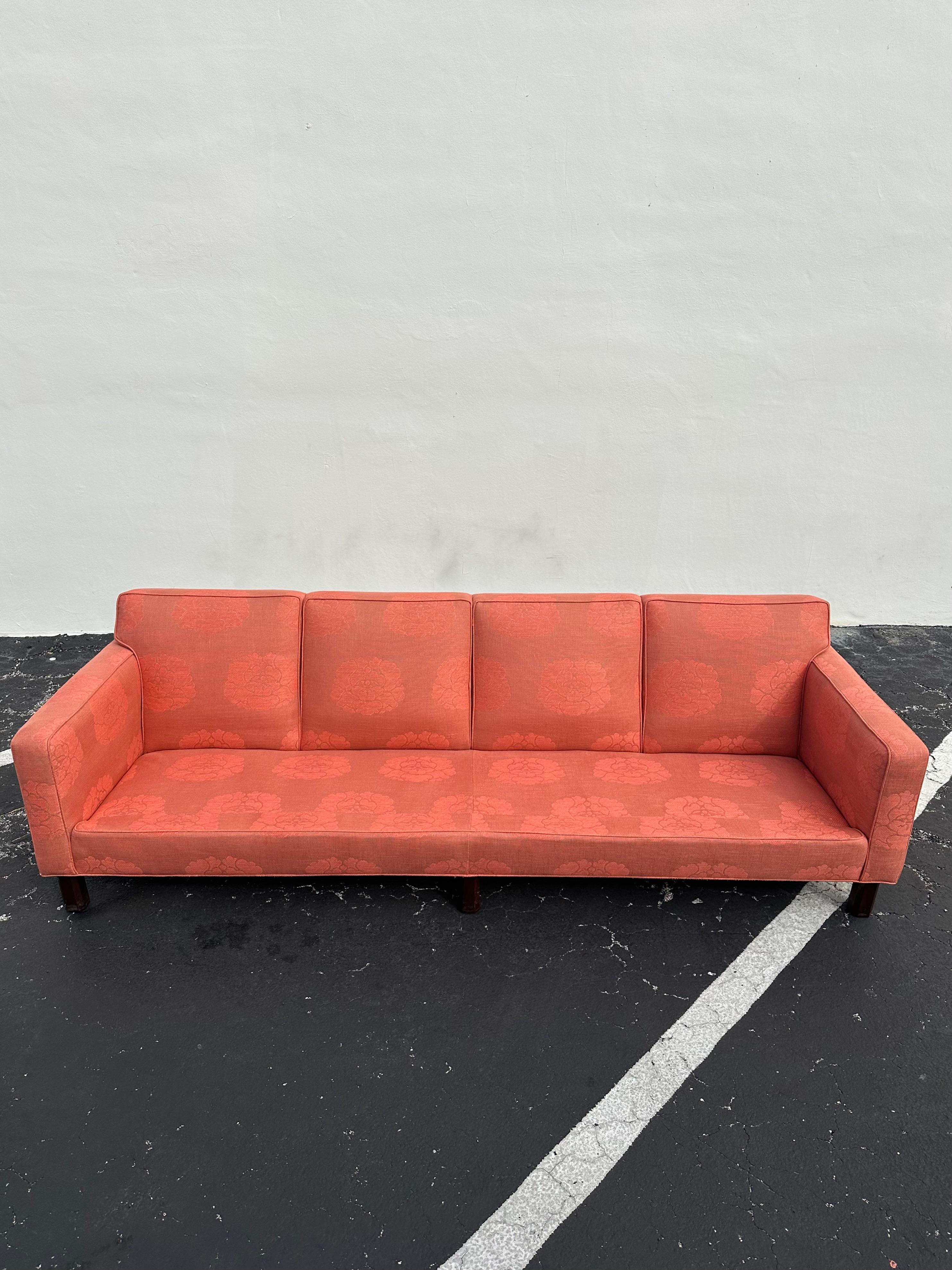 1950s Edward Wormley for Dunbar Furniture Canapé Lotus en lin saumon paille en vente 3