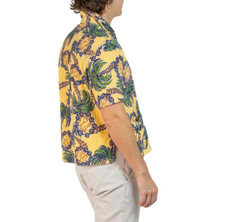 1950S Yellow Cotton Terry Cloth Men's Tropical Shirt In Excellent Condition For Sale In New York, NY