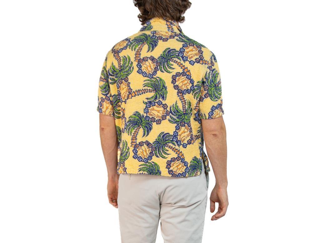 Gelbes Terry-Stoff-Herrenhemd aus Baumwolle, 1950er Jahre, tropisch im Angebot 1