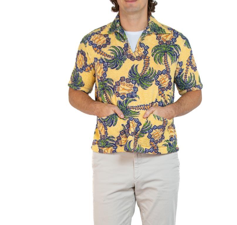 Gelbes Terry-Stoff-Herrenhemd aus Baumwolle, 1950er Jahre, tropisch im Angebot 3