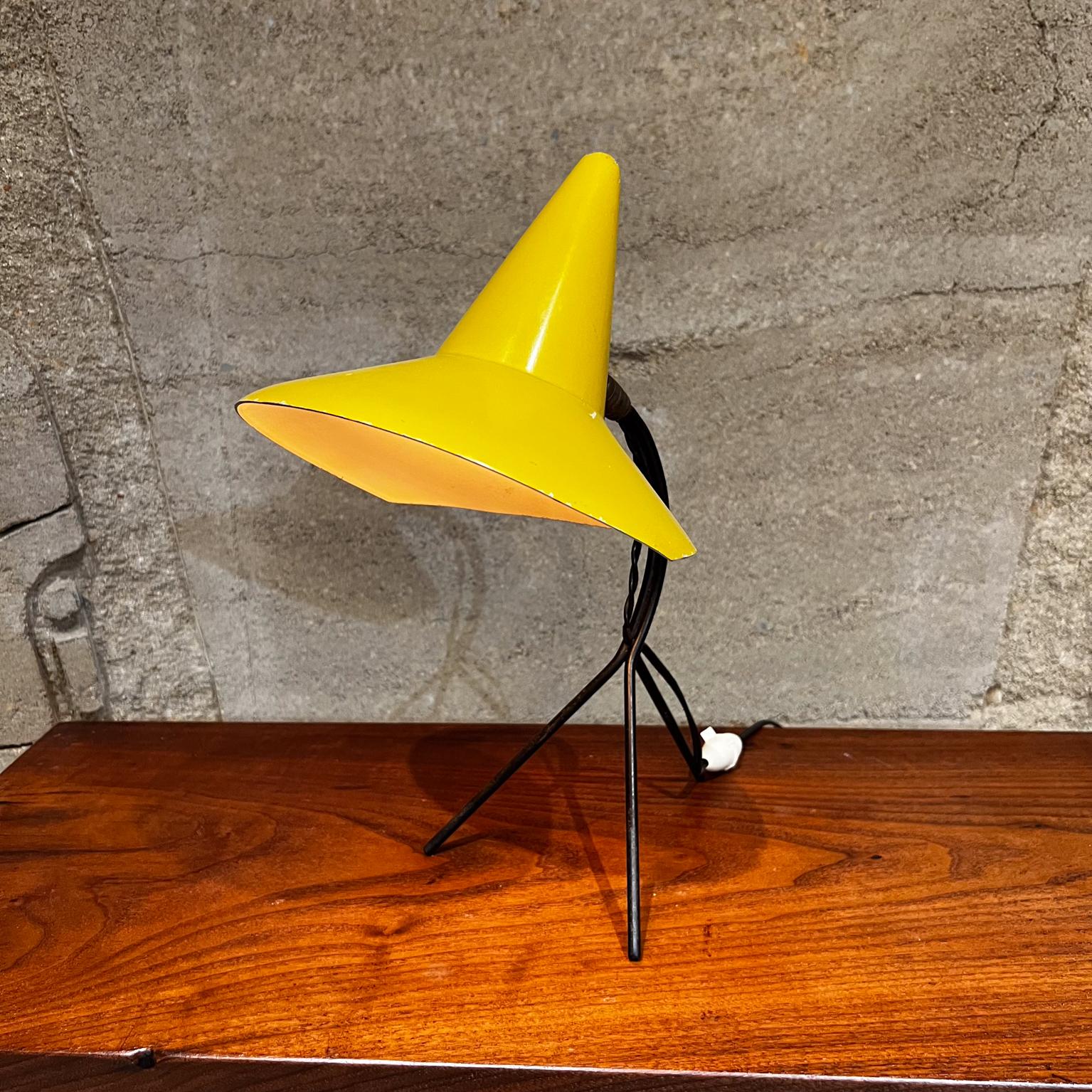 1950s Yellow Desk Table Lamp Modern Style Guariche and Lacroix France
Unmarked attributed to Pierre Guariche and Jean Boris Lacroix France
14.5 h x 11 d x 9 w
Preowned vintage condition
Refer to all images.