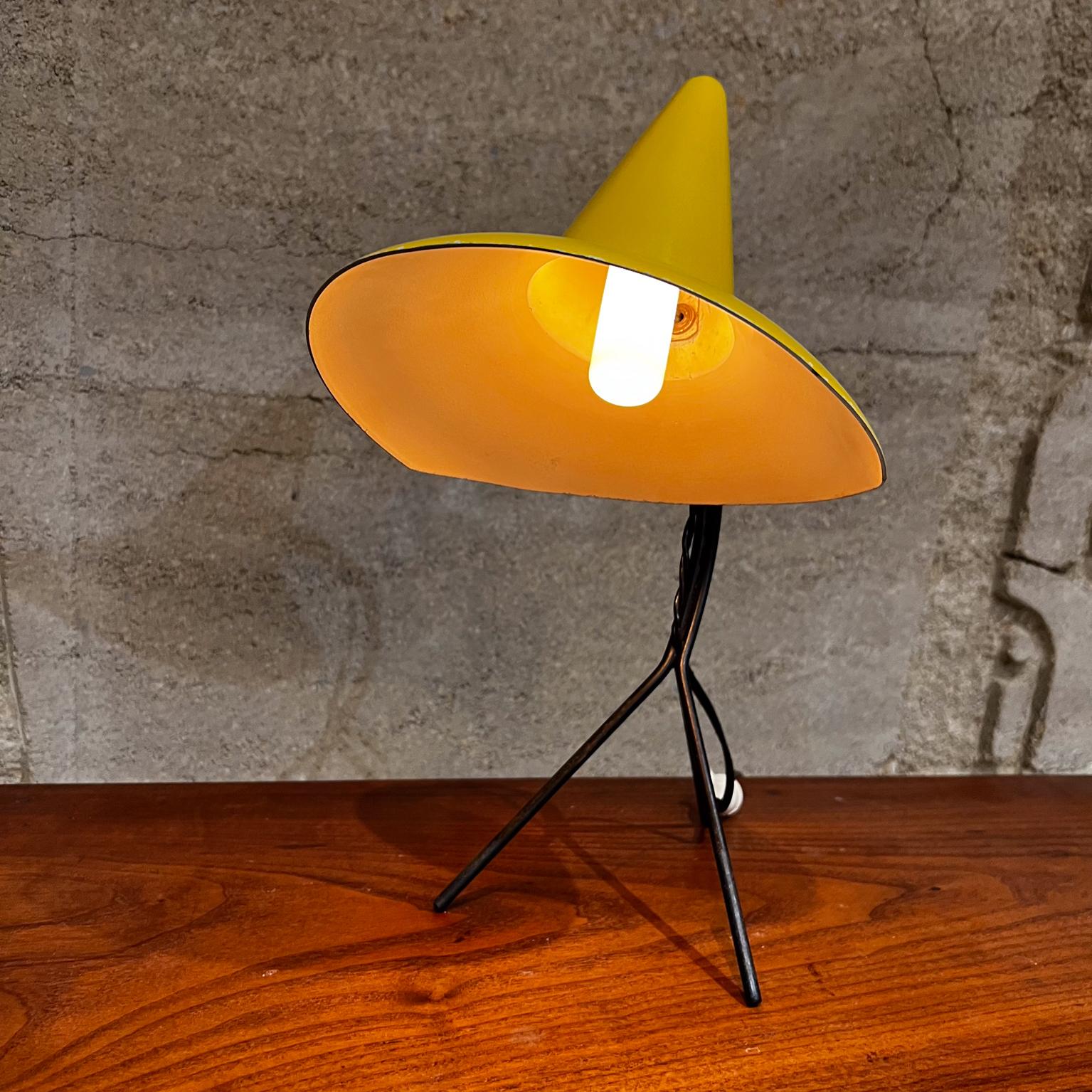 Mid-Century Modern Lampe de bureau française jaune des années 1950 Style Guariche et Lacroix France en vente