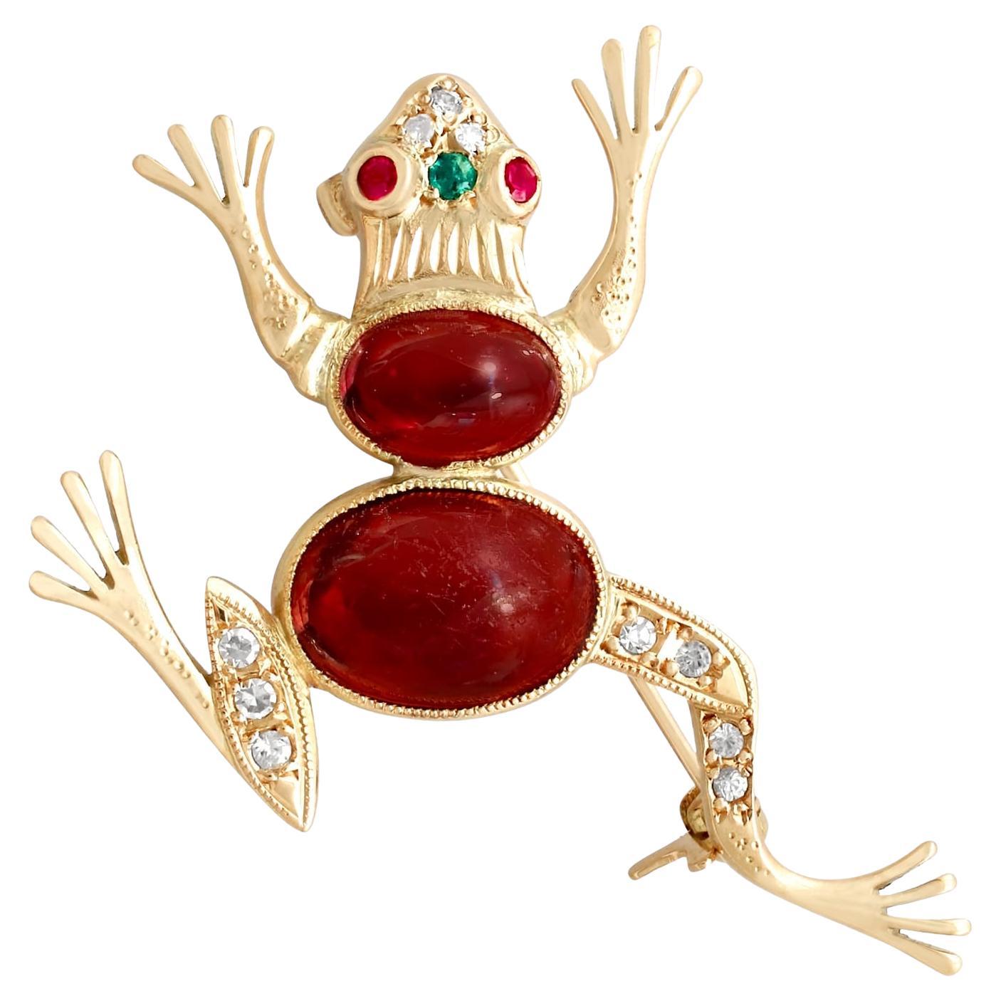 Broche grenouille en or jaune des années 1950 en forme de cabochon avec émeraude, rubis, grenat et diamant