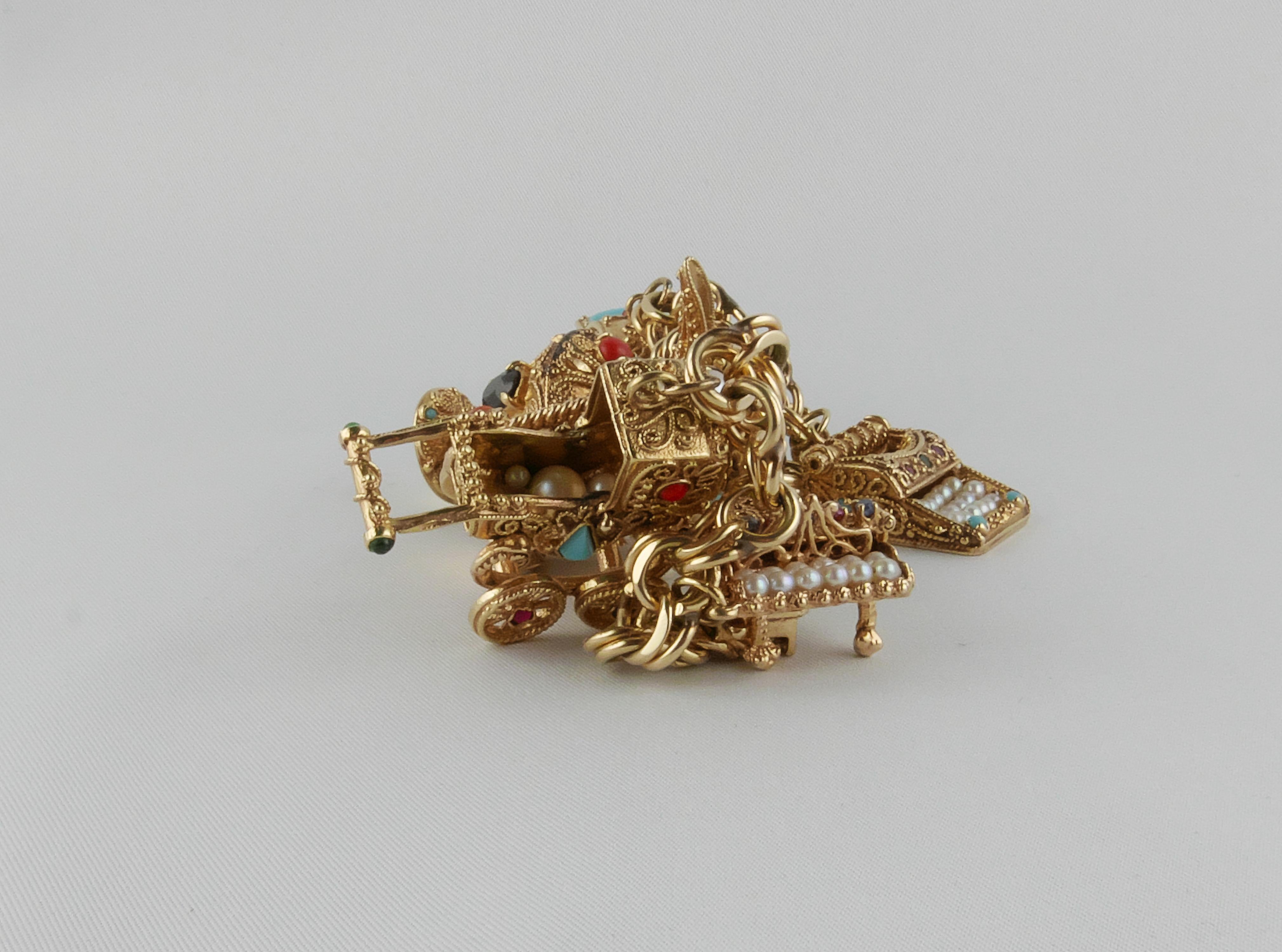 Bracelet à breloques en or jaune des années 1950 en vente 3