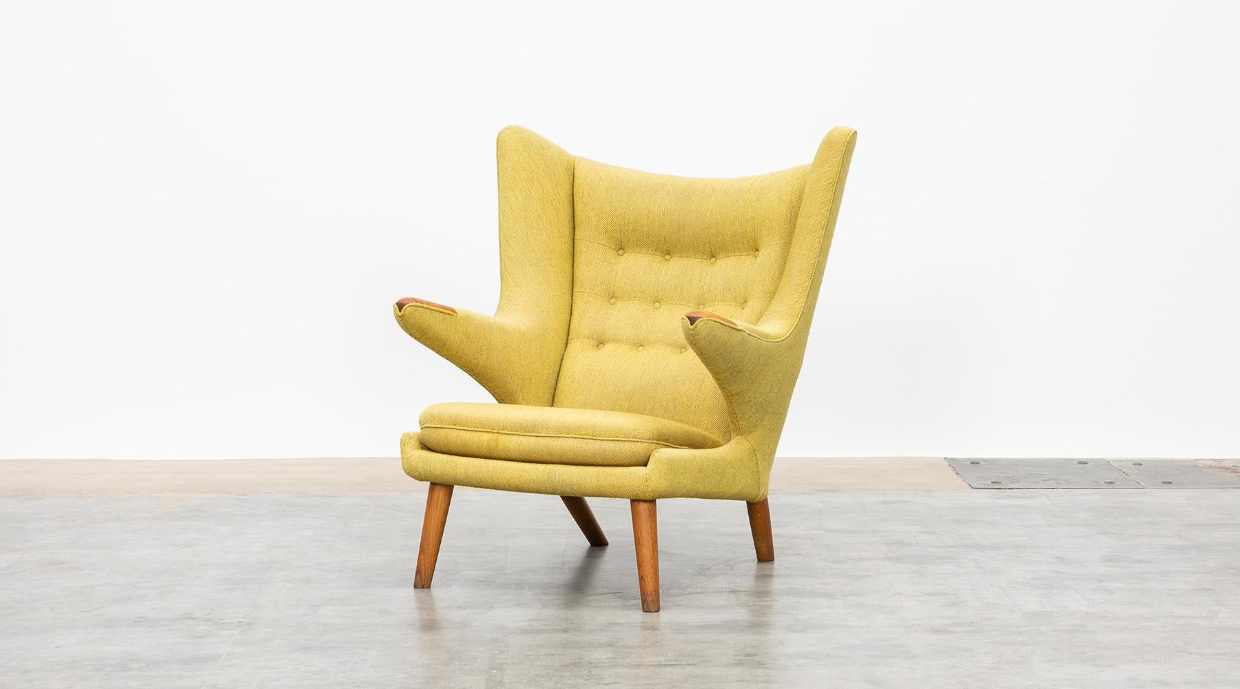 Chaise Papa Bear de Hans Wegner fabriquée par A.P. Stolen avec le tissu original:: Danemark:: 1951

Belle chaise Papa Bear originale conçue par Hans Wegner. Cette pièce brillante est en bon état et promet un confort d'assise maximal. Nous avons deux