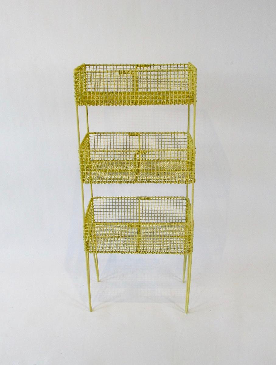 Un insolito portacestini a tre piani in rete degli anni '50 su gambe a forcina con vernice gialla originale. I cestini in rete metallica, pesanti e robusti, possono contenere una miriade di articoli
Ci piace molto come bar per il giardino, per le
