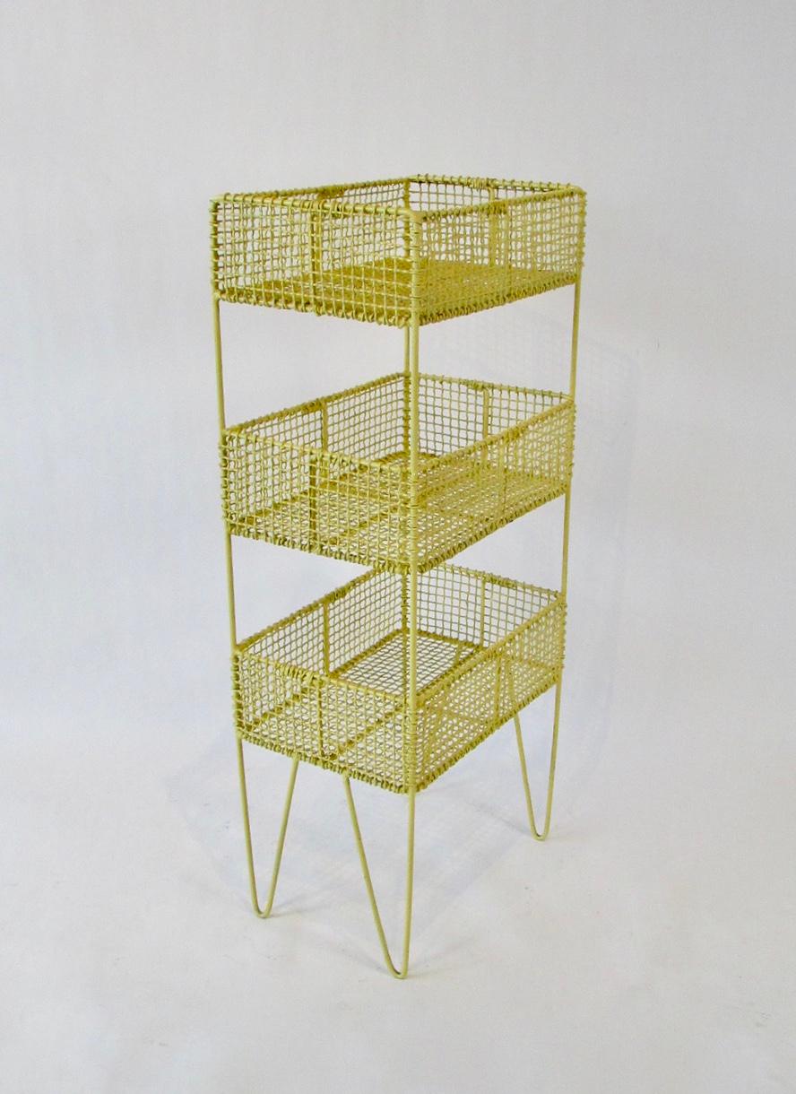 Mid-Century moderno Cestino giallo a tre livelli su gambe a forcina con vernice originale degli anni '50 in vendita