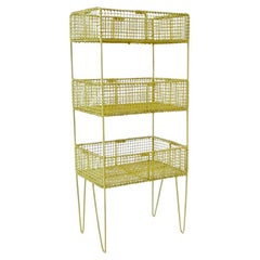 Cesta de malla amarilla de tres pisos de los años 50 sobre patas de horquilla con pintura original