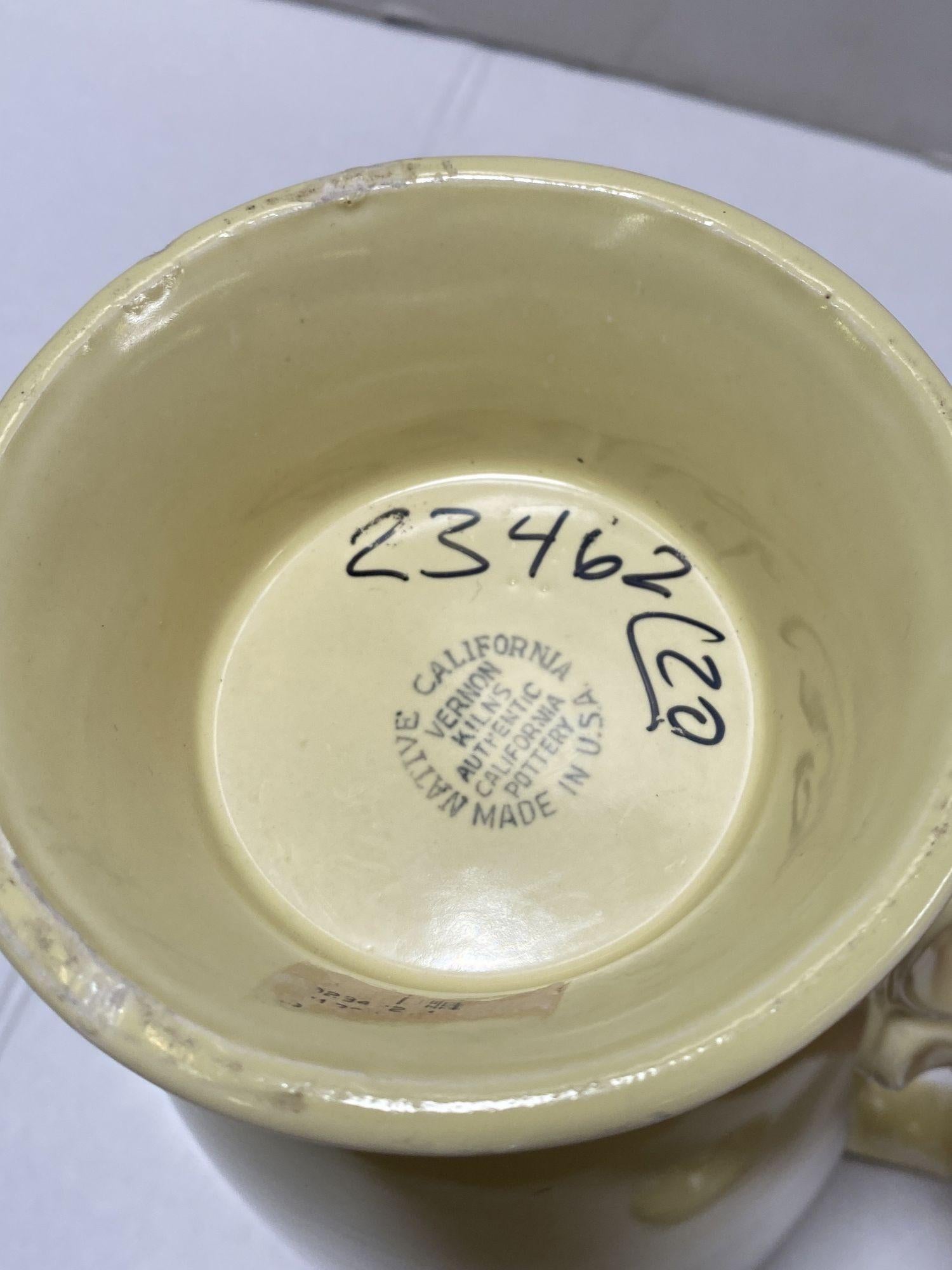 1950's Yellow Vernon Kilns Califonia Ceramic Large Tea Pot In Excellent Condition For Sale In Van Nuys, CA