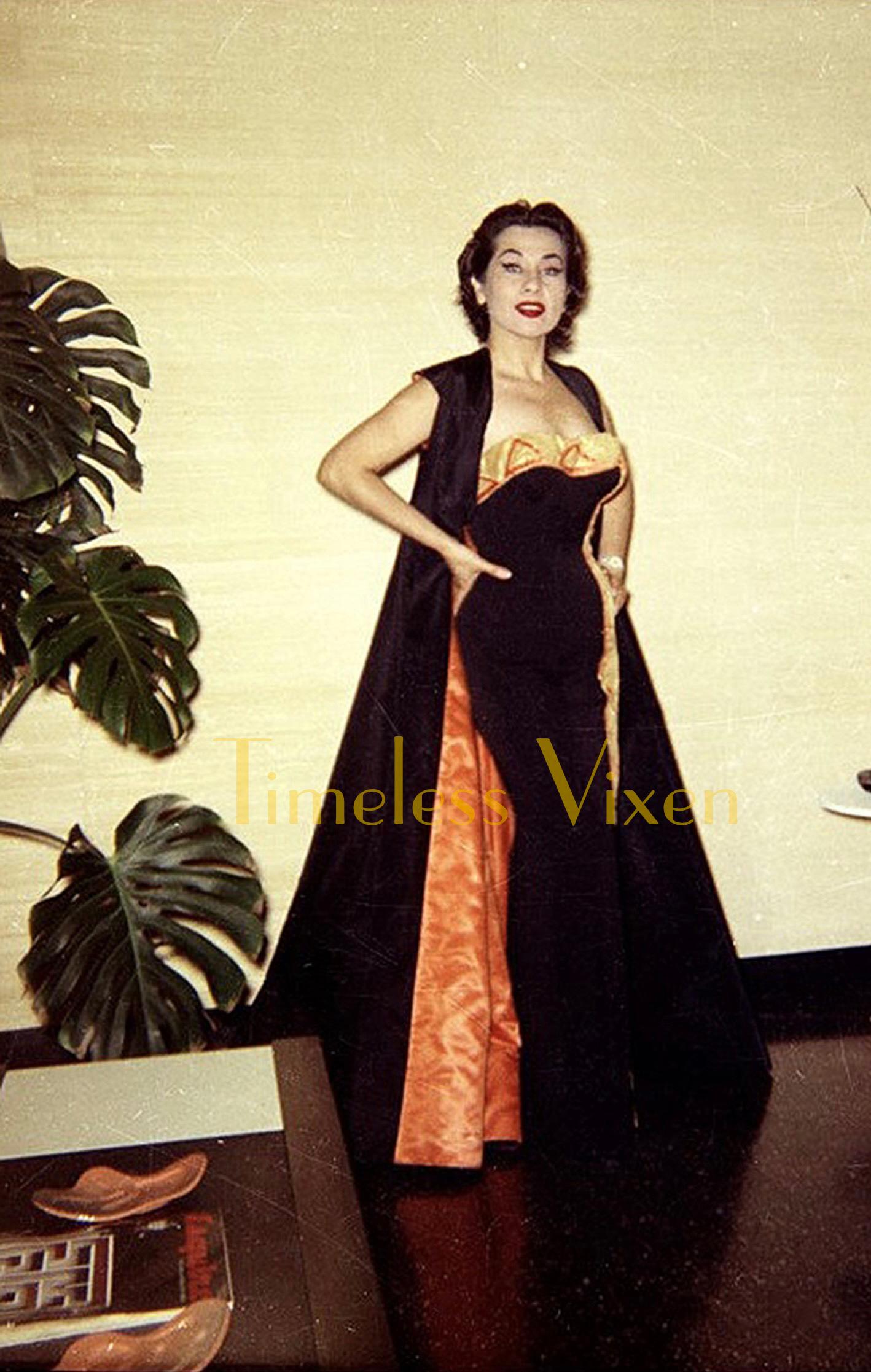 Un importante y realmente impresionante conjunto de bata único en su especie, hecho a medida para Yma Sumac, que data de mediados de la década de 1950. Yma Sumac (1922-2008) fue una destacada soprano peruana y la Reina original de Exotica. Su fama