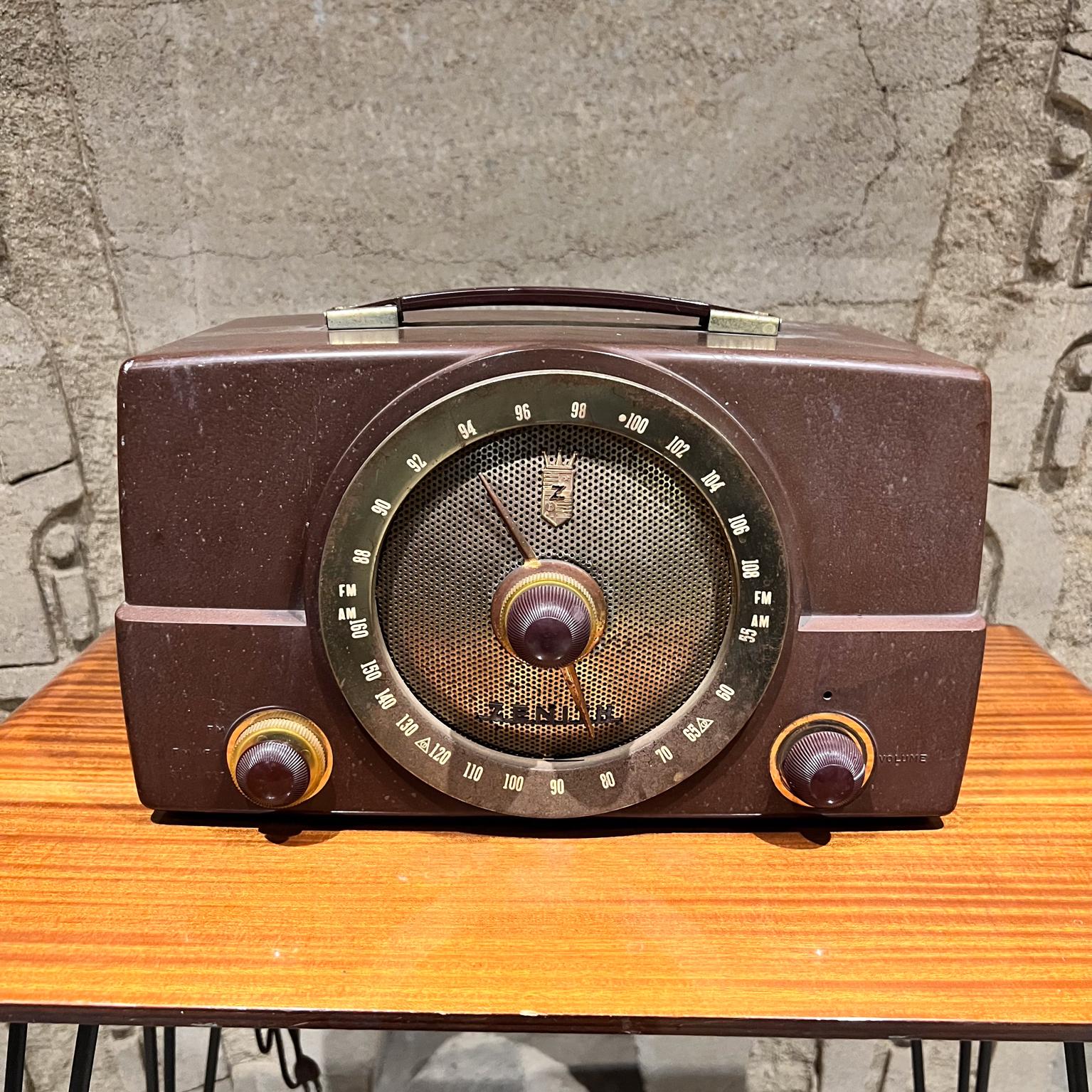 Radio portatile Zenith vintage
9 h. x 14,5 l. x 8,75
Coperchio in bachelite con impugnatura in gomma.
Manopole originali. Presenza di graffi di Minosse.
Testato e non funzionante.
Esamina le immagini elencate.