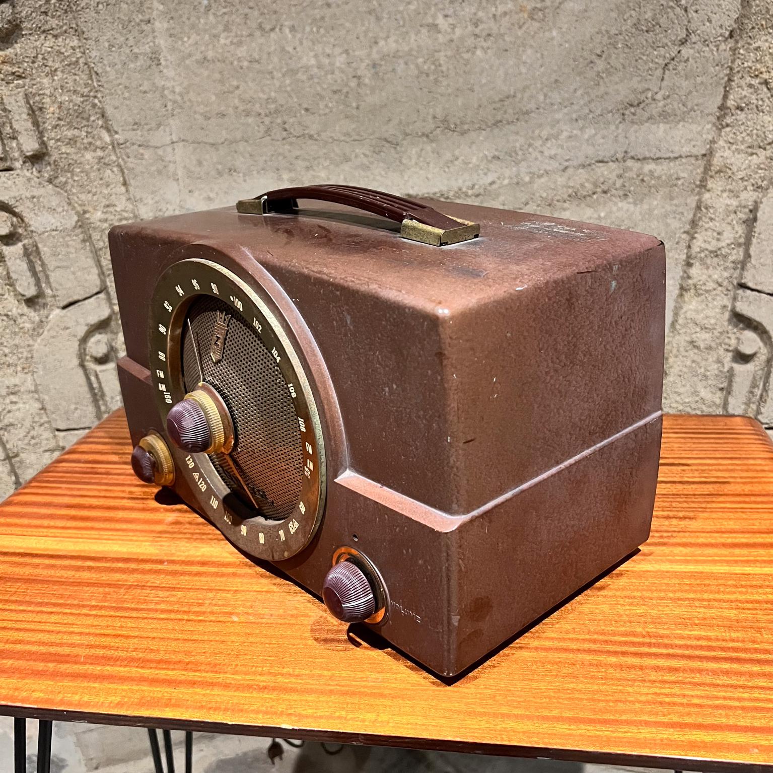 Mid-Century moderno Radio portatile Zenith anni '50 in bachelite marrone non funzionante in vendita